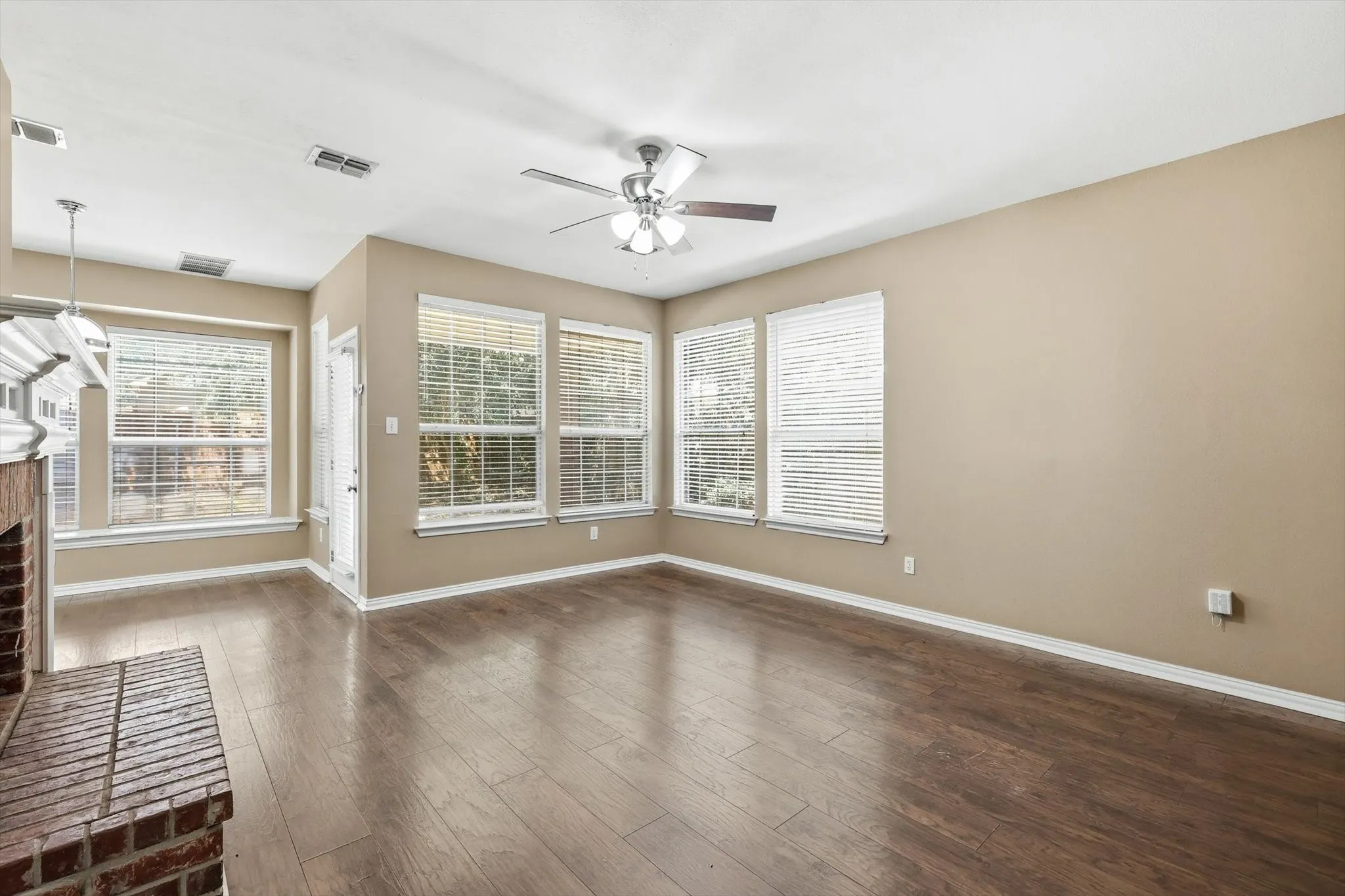 Single Family Residence For Sale in Tarrant County , 5445 Lake Powell Drive, Fort Worth, Texas 76137, 4 Bedroom, 3 Bathroom, 2 Garage spaces, 2,353 Sqft, built in 1993, mls#21407718, Real Estate Agent in Fort Worth, Homes For Sale in Tarrant county, Homes For Sale in Fort Worth, Realtor in Fort Worth Texas, Real Estate Brokerage Independent Realty Texas, Luminita Cordes Realtor