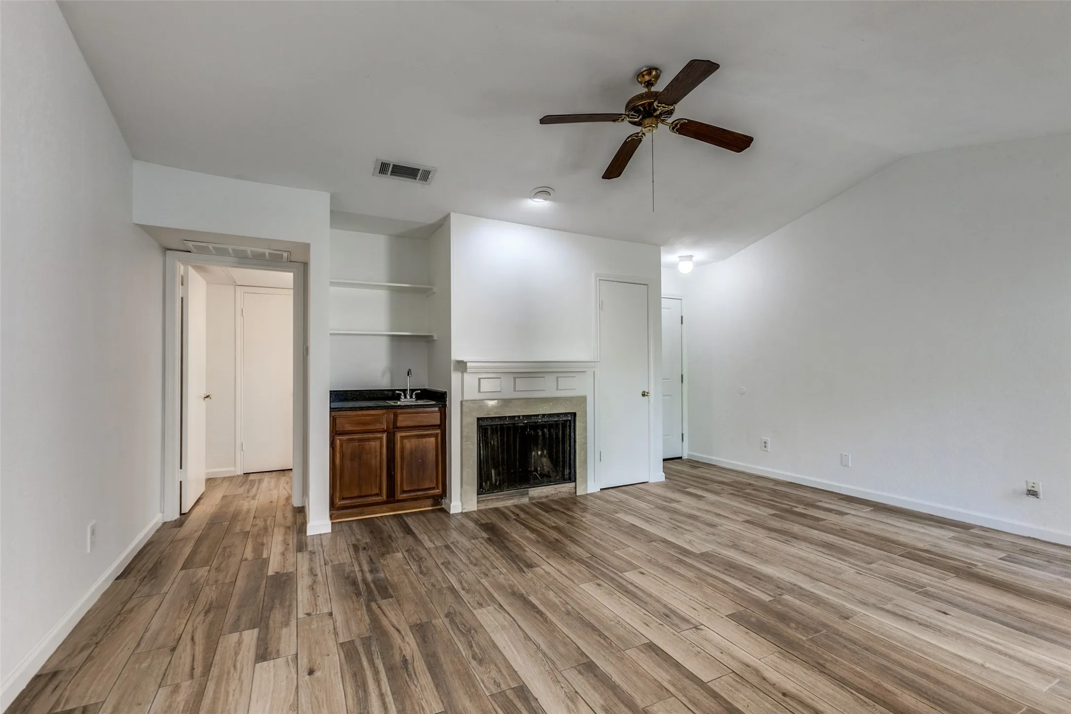 Condominium For Rent in Dallas County , 14277 Preston Road 133, Dallas, Texas 75254, 1 Bedroom, 1 Bathroom, Garage spaces, 546 Sqft, built in 1982, mls#21407666, Real Estate Agent in Dallas, Homes For Rent in Dallas county, Homes For Rent in Dallas, Realtor in Dallas Texas, Real Estate Brokerage Independent Realty Texas, Luminita Cordes Realtor