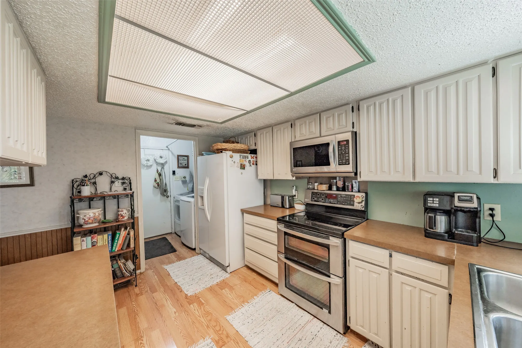 Single Family Residence For Sale in Tarrant County , 3213 Whisperwood Court, Bedford, Texas 76021, 3 Bedroom, 2 Bathroom, 2 Garage spaces, 1,699 Sqft, built in 1979, mls#21407517, Real Estate Agent in Bedford, Homes For Sale in Tarrant county, Homes For Sale in Bedford, Realtor in Bedford Texas, Real Estate Brokerage Independent Realty Texas, Luminita Cordes Realtor