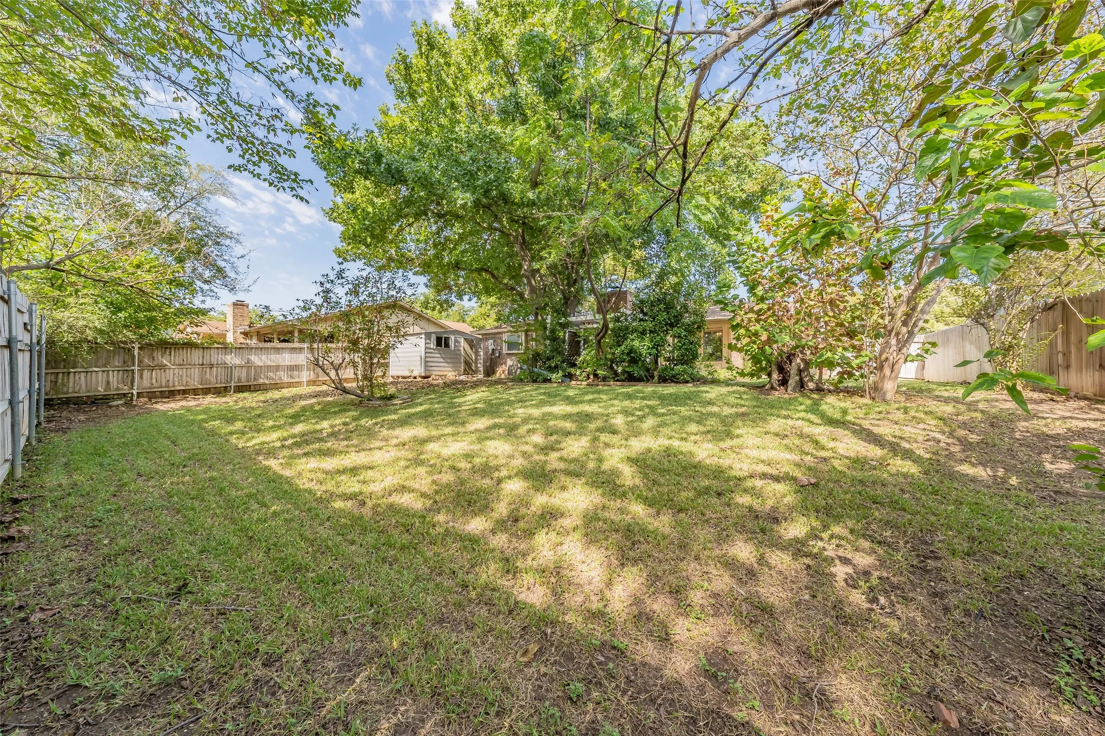 Single Family Residence For Sale in Tarrant County , 3213 Whisperwood Court, Bedford, Texas 76021, 3 Bedroom, 2 Bathroom, 2 Garage spaces, 1,699 Sqft, built in 1979, mls#21407517, Real Estate Agent in Bedford, Homes For Sale in Tarrant county, Homes For Sale in Bedford, Realtor in Bedford Texas, Real Estate Brokerage Independent Realty Texas, Luminita Cordes Realtor