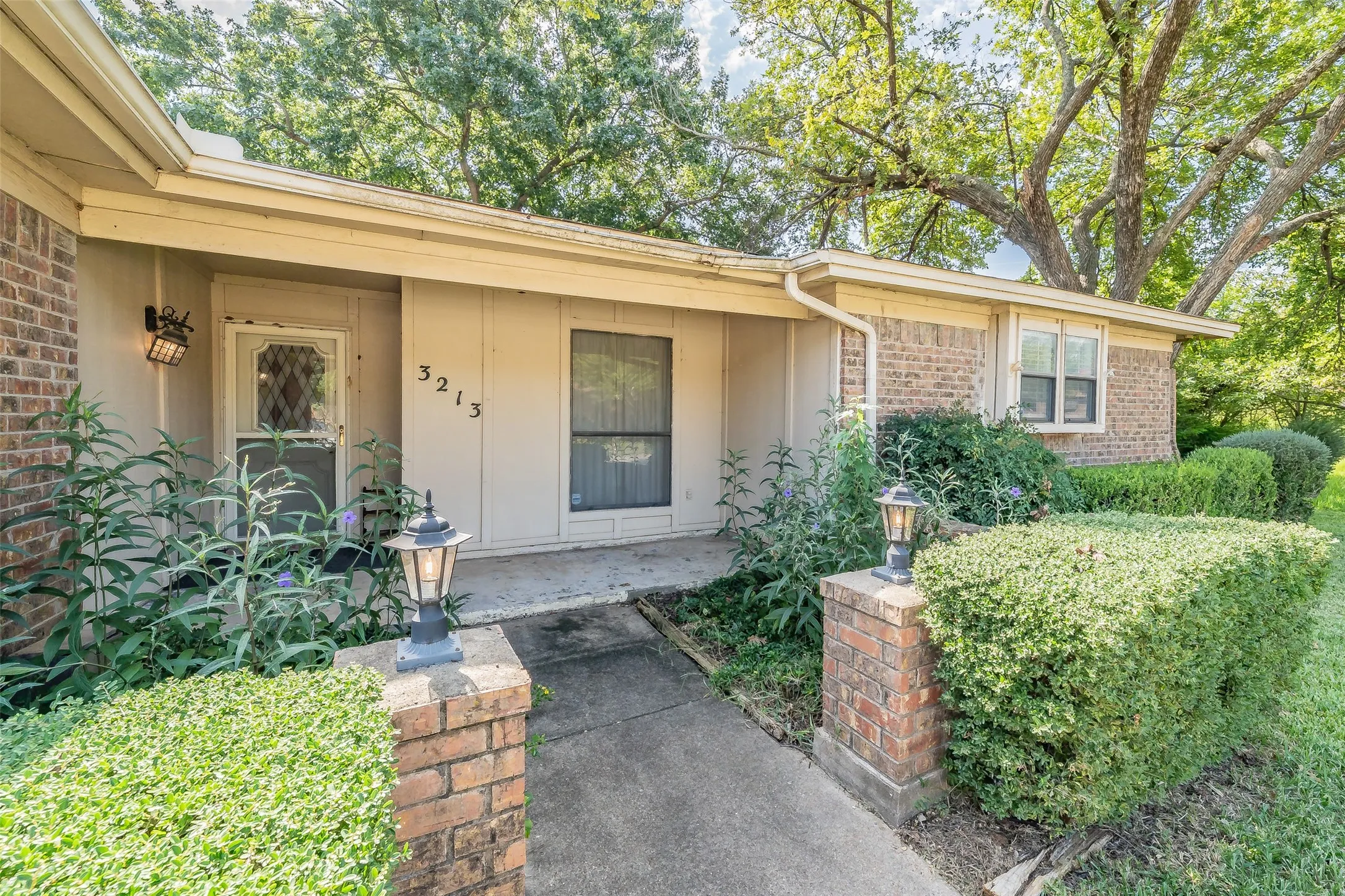 Single Family Residence For Sale in Tarrant County , 3213 Whisperwood Court, Bedford, Texas 76021, 3 Bedroom, 2 Bathroom, 2 Garage spaces, 1,699 Sqft, built in 1979, mls#21407517, Real Estate Agent in Bedford, Homes For Sale in Tarrant county, Homes For Sale in Bedford, Realtor in Bedford Texas, Real Estate Brokerage Independent Realty Texas, Luminita Cordes Realtor