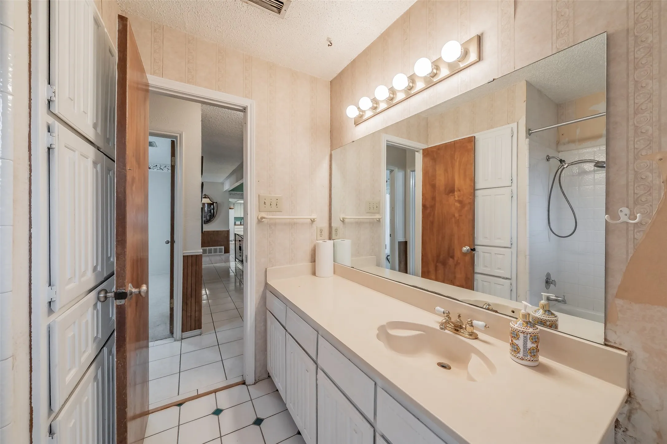 Single Family Residence For Sale in Tarrant County , 3213 Whisperwood Court, Bedford, Texas 76021, 3 Bedroom, 2 Bathroom, 2 Garage spaces, 1,699 Sqft, built in 1979, mls#21407517, Real Estate Agent in Bedford, Homes For Sale in Tarrant county, Homes For Sale in Bedford, Realtor in Bedford Texas, Real Estate Brokerage Independent Realty Texas, Luminita Cordes Realtor