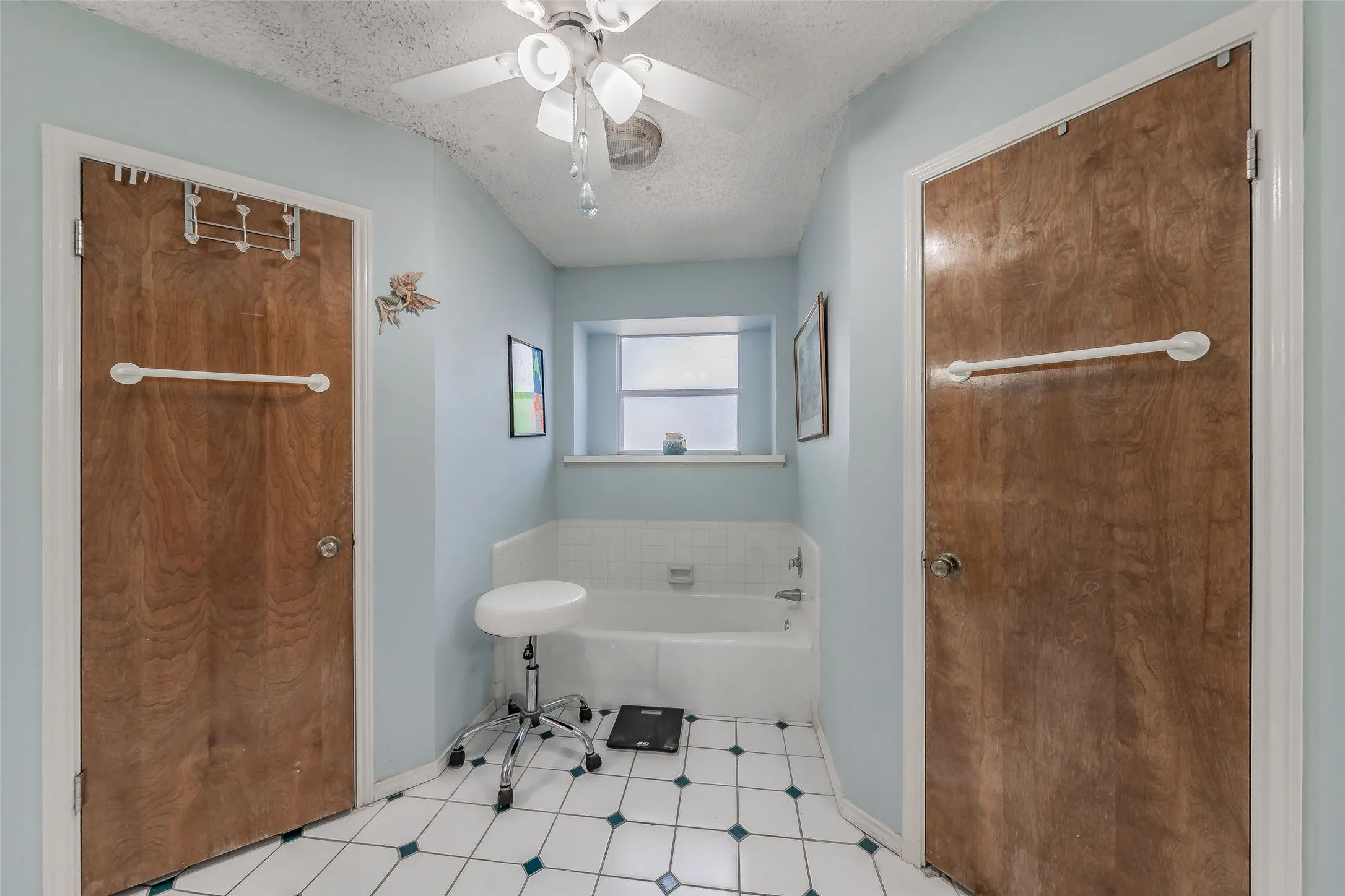 Single Family Residence For Sale in Tarrant County , 3213 Whisperwood Court, Bedford, Texas 76021, 3 Bedroom, 2 Bathroom, 2 Garage spaces, 1,699 Sqft, built in 1979, mls#21407517, Real Estate Agent in Bedford, Homes For Sale in Tarrant county, Homes For Sale in Bedford, Realtor in Bedford Texas, Real Estate Brokerage Independent Realty Texas, Luminita Cordes Realtor