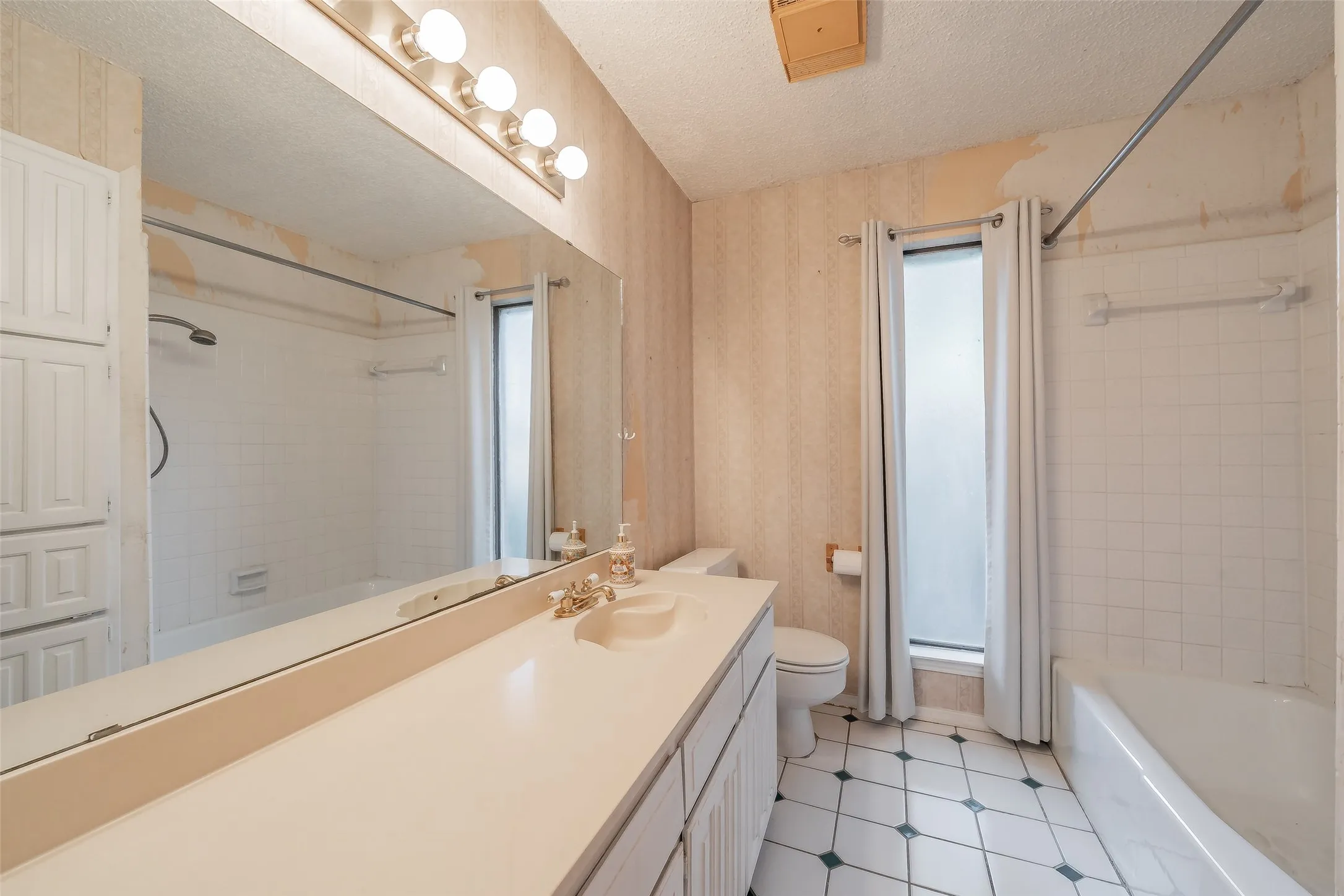 Single Family Residence For Sale in Tarrant County , 3213 Whisperwood Court, Bedford, Texas 76021, 3 Bedroom, 2 Bathroom, 2 Garage spaces, 1,699 Sqft, built in 1979, mls#21407517, Real Estate Agent in Bedford, Homes For Sale in Tarrant county, Homes For Sale in Bedford, Realtor in Bedford Texas, Real Estate Brokerage Independent Realty Texas, Luminita Cordes Realtor