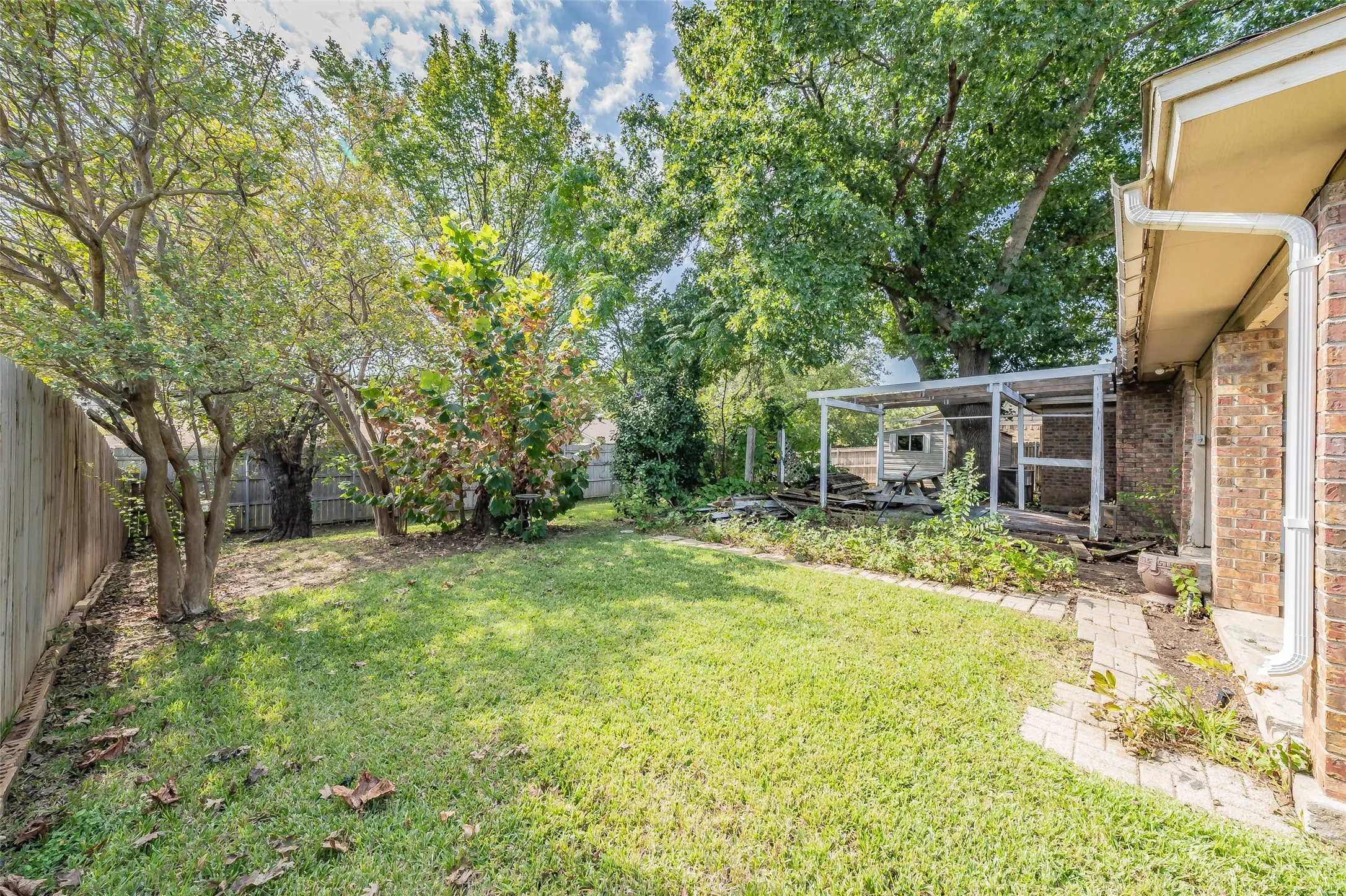 Single Family Residence For Sale in Tarrant County , 3213 Whisperwood Court, Bedford, Texas 76021, 3 Bedroom, 2 Bathroom, 2 Garage spaces, 1,699 Sqft, built in 1979, mls#21407517, Real Estate Agent in Bedford, Homes For Sale in Tarrant county, Homes For Sale in Bedford, Realtor in Bedford Texas, Real Estate Brokerage Independent Realty Texas, Luminita Cordes Realtor