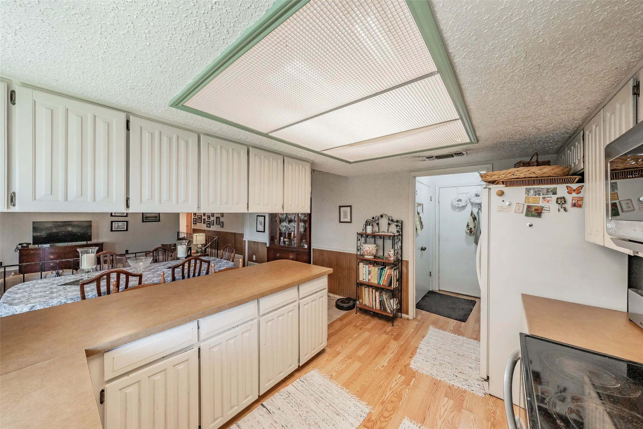 Single Family Residence For Sale in Tarrant County , 3213 Whisperwood Court, Bedford, Texas 76021, 3 Bedroom, 2 Bathroom, 2 Garage spaces, 1,699 Sqft, built in 1979, mls#21407517, Real Estate Agent in Bedford, Homes For Sale in Tarrant county, Homes For Sale in Bedford, Realtor in Bedford Texas, Real Estate Brokerage Independent Realty Texas, Luminita Cordes Realtor