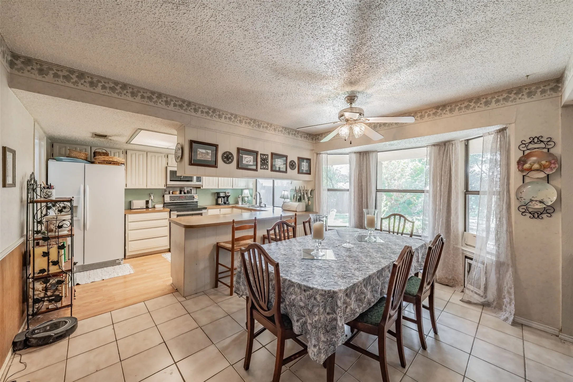Single Family Residence For Sale in Tarrant County , 3213 Whisperwood Court, Bedford, Texas 76021, 3 Bedroom, 2 Bathroom, 2 Garage spaces, 1,699 Sqft, built in 1979, mls#21407517, Real Estate Agent in Bedford, Homes For Sale in Tarrant county, Homes For Sale in Bedford, Realtor in Bedford Texas, Real Estate Brokerage Independent Realty Texas, Luminita Cordes Realtor