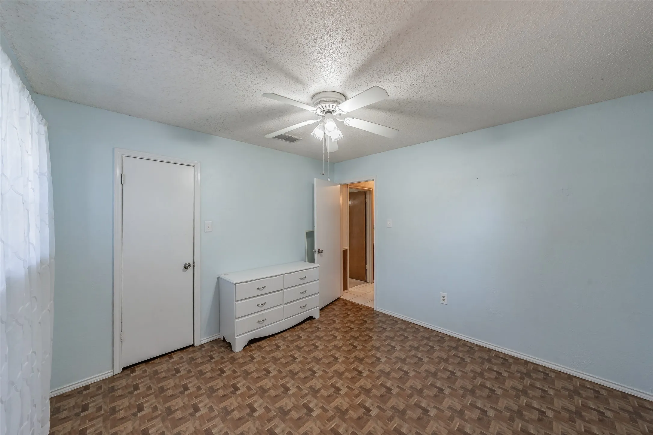 Single Family Residence For Sale in Tarrant County , 3213 Whisperwood Court, Bedford, Texas 76021, 3 Bedroom, 2 Bathroom, 2 Garage spaces, 1,699 Sqft, built in 1979, mls#21407517, Real Estate Agent in Bedford, Homes For Sale in Tarrant county, Homes For Sale in Bedford, Realtor in Bedford Texas, Real Estate Brokerage Independent Realty Texas, Luminita Cordes Realtor