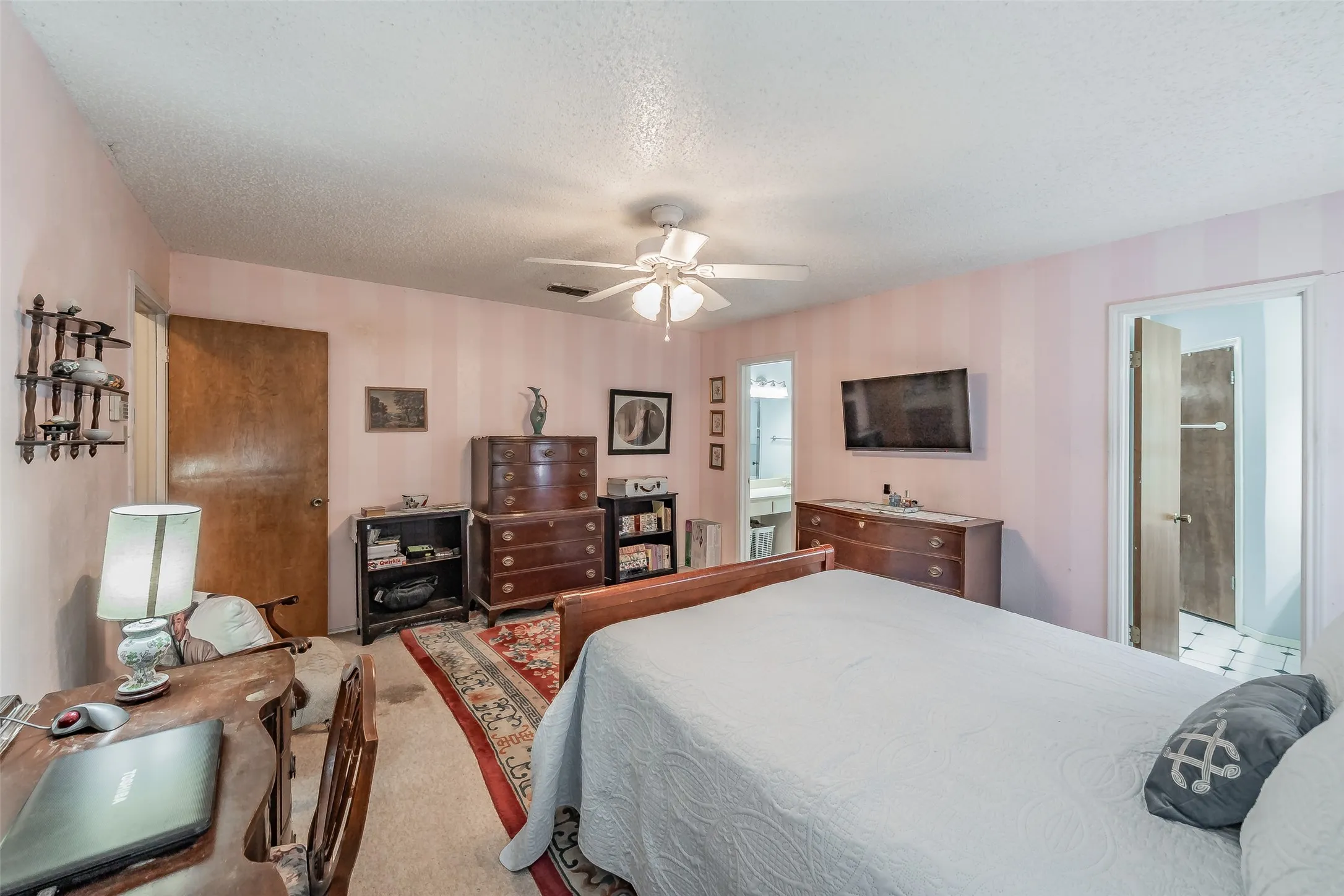 Single Family Residence For Sale in Tarrant County , 3213 Whisperwood Court, Bedford, Texas 76021, 3 Bedroom, 2 Bathroom, 2 Garage spaces, 1,699 Sqft, built in 1979, mls#21407517, Real Estate Agent in Bedford, Homes For Sale in Tarrant county, Homes For Sale in Bedford, Realtor in Bedford Texas, Real Estate Brokerage Independent Realty Texas, Luminita Cordes Realtor