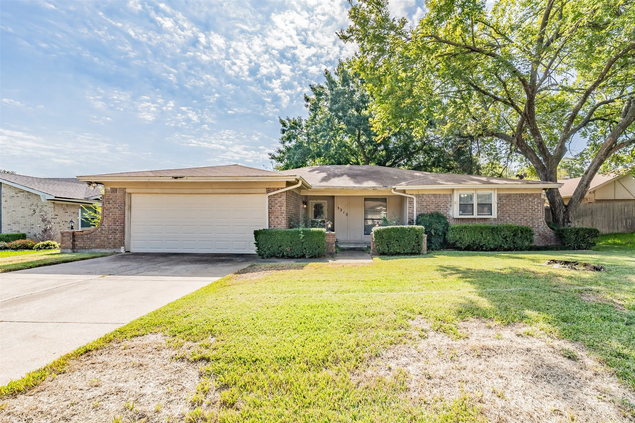 Single Family Residence For Sale in Tarrant County , 3213 Whisperwood Court, Bedford, Texas 76021, 3 Bedroom, 2 Bathroom, 2 Garage spaces, 1,699 Sqft, built in 1979, mls#21407517, Real Estate Agent in Bedford, Homes For Sale in Tarrant county, Homes For Sale in Bedford, Realtor in Bedford Texas, Real Estate Brokerage Independent Realty Texas, Luminita Cordes Realtor
