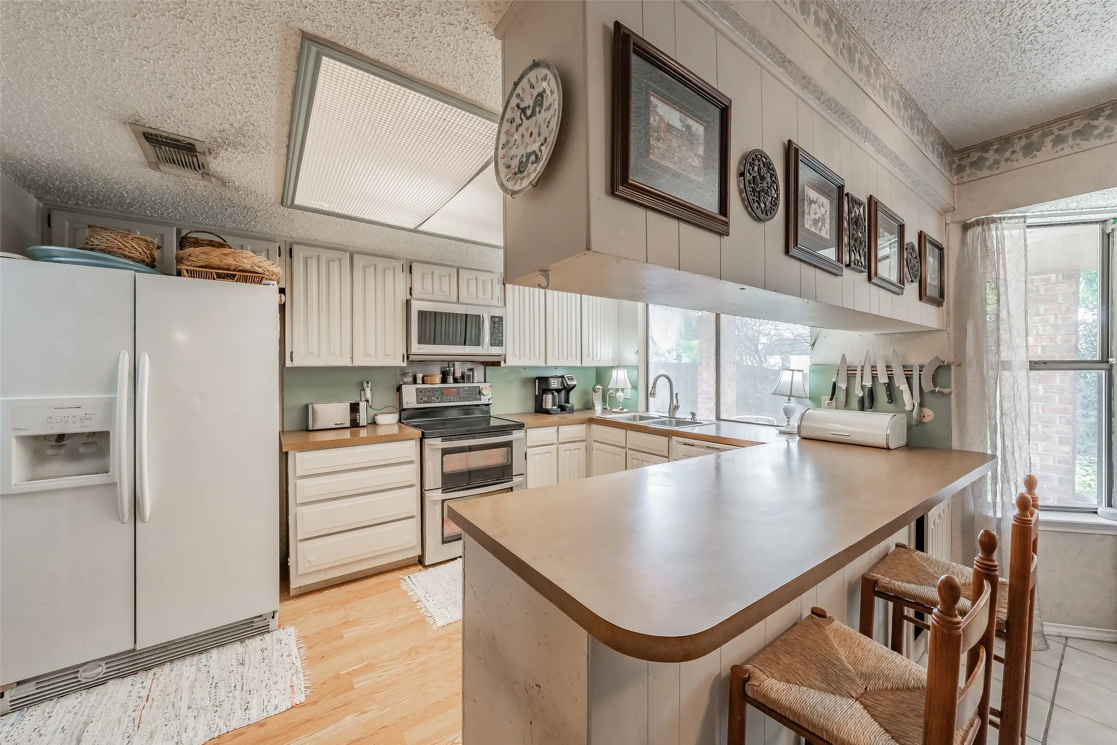 Single Family Residence For Sale in Tarrant County , 3213 Whisperwood Court, Bedford, Texas 76021, 3 Bedroom, 2 Bathroom, 2 Garage spaces, 1,699 Sqft, built in 1979, mls#21407517, Real Estate Agent in Bedford, Homes For Sale in Tarrant county, Homes For Sale in Bedford, Realtor in Bedford Texas, Real Estate Brokerage Independent Realty Texas, Luminita Cordes Realtor