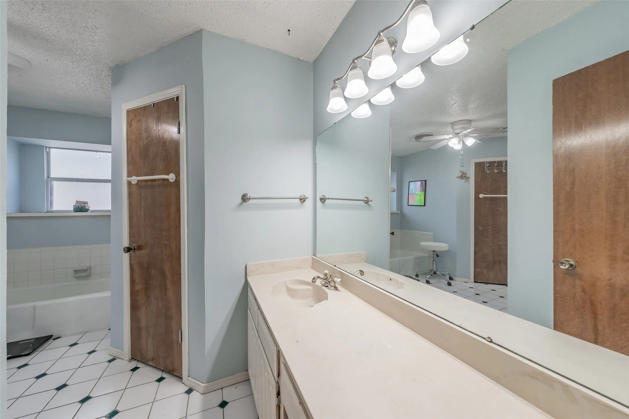 Single Family Residence For Sale in Tarrant County , 3213 Whisperwood Court, Bedford, Texas 76021, 3 Bedroom, 2 Bathroom, 2 Garage spaces, 1,699 Sqft, built in 1979, mls#21407517, Real Estate Agent in Bedford, Homes For Sale in Tarrant county, Homes For Sale in Bedford, Realtor in Bedford Texas, Real Estate Brokerage Independent Realty Texas, Luminita Cordes Realtor