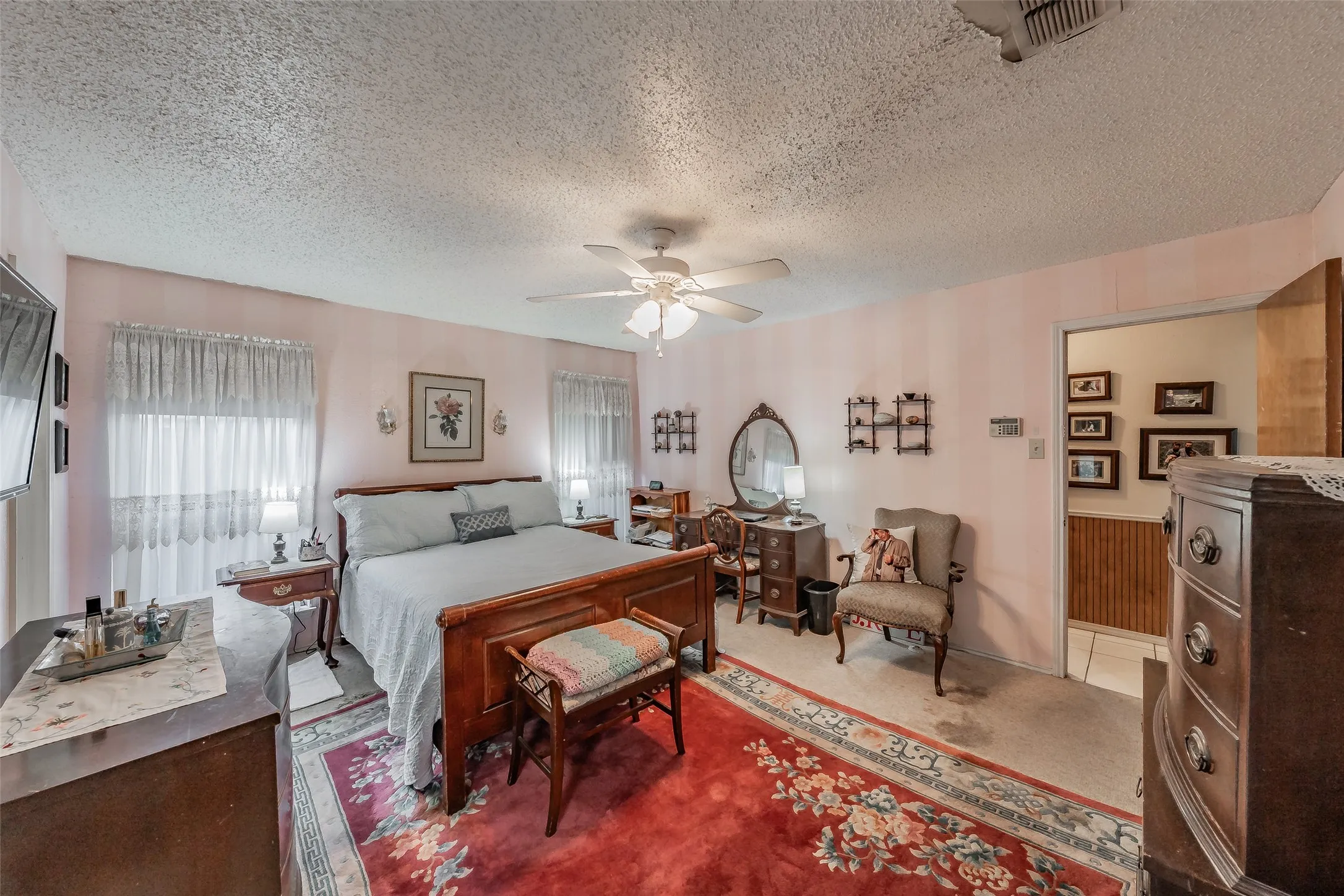 Single Family Residence For Sale in Tarrant County , 3213 Whisperwood Court, Bedford, Texas 76021, 3 Bedroom, 2 Bathroom, 2 Garage spaces, 1,699 Sqft, built in 1979, mls#21407517, Real Estate Agent in Bedford, Homes For Sale in Tarrant county, Homes For Sale in Bedford, Realtor in Bedford Texas, Real Estate Brokerage Independent Realty Texas, Luminita Cordes Realtor