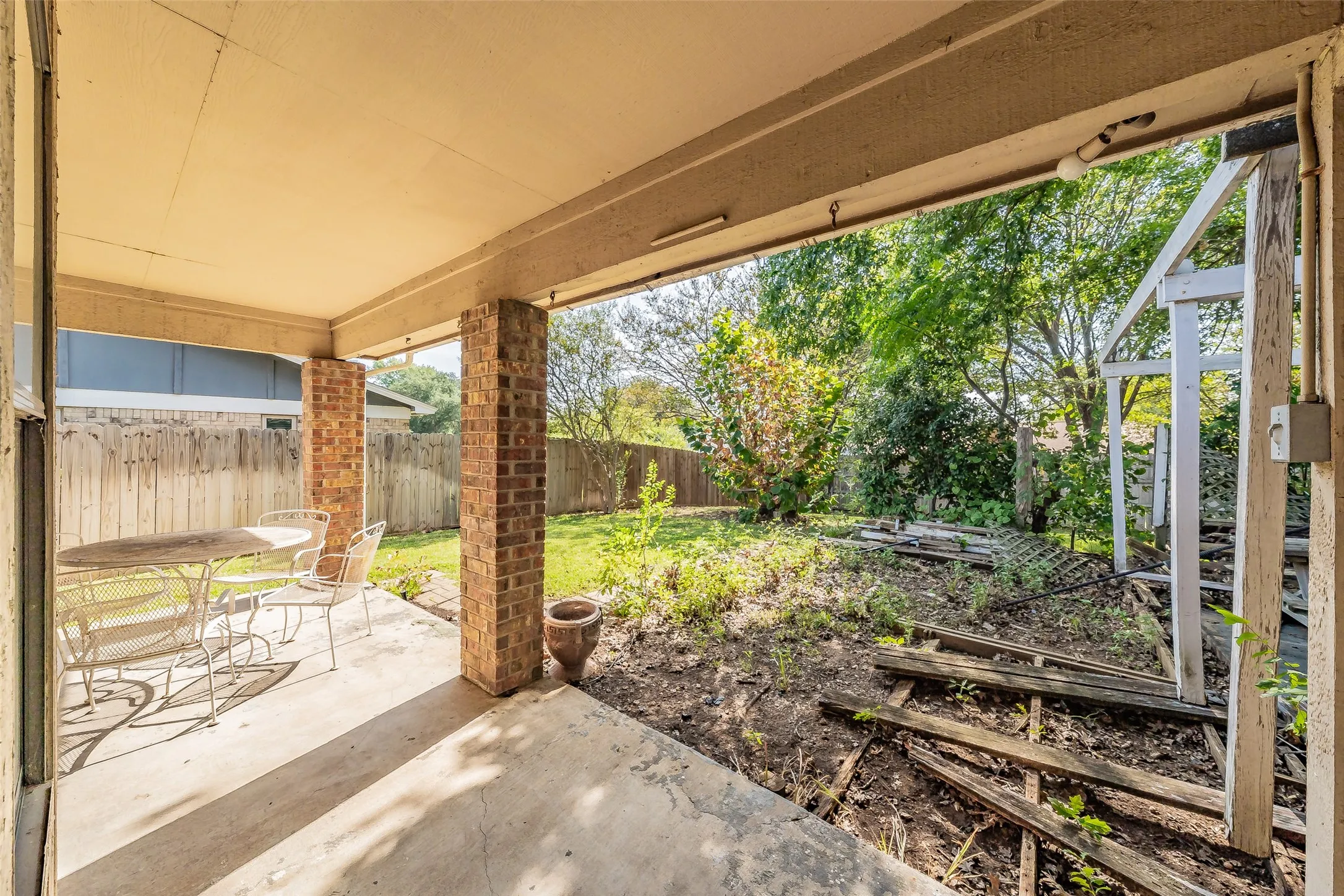 Single Family Residence For Sale in Tarrant County , 3213 Whisperwood Court, Bedford, Texas 76021, 3 Bedroom, 2 Bathroom, 2 Garage spaces, 1,699 Sqft, built in 1979, mls#21407517, Real Estate Agent in Bedford, Homes For Sale in Tarrant county, Homes For Sale in Bedford, Realtor in Bedford Texas, Real Estate Brokerage Independent Realty Texas, Luminita Cordes Realtor