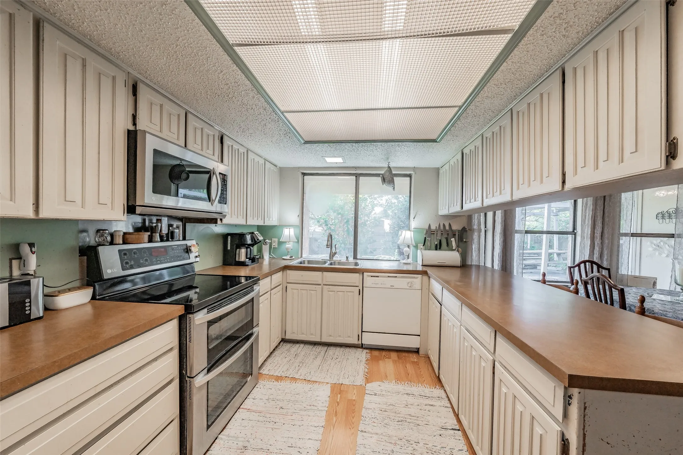 Single Family Residence For Sale in Tarrant County , 3213 Whisperwood Court, Bedford, Texas 76021, 3 Bedroom, 2 Bathroom, 2 Garage spaces, 1,699 Sqft, built in 1979, mls#21407517, Real Estate Agent in Bedford, Homes For Sale in Tarrant county, Homes For Sale in Bedford, Realtor in Bedford Texas, Real Estate Brokerage Independent Realty Texas, Luminita Cordes Realtor