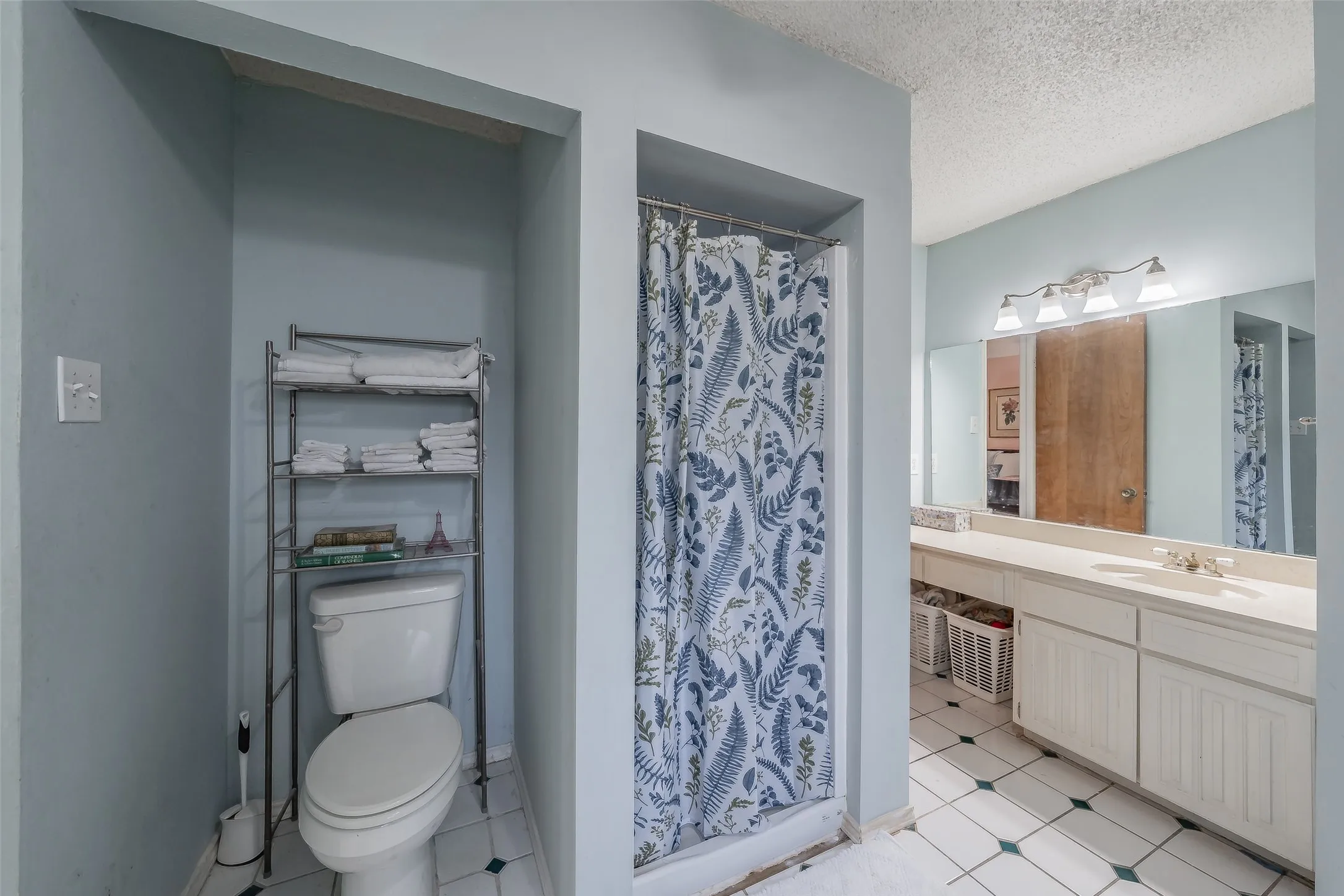 Single Family Residence For Sale in Tarrant County , 3213 Whisperwood Court, Bedford, Texas 76021, 3 Bedroom, 2 Bathroom, 2 Garage spaces, 1,699 Sqft, built in 1979, mls#21407517, Real Estate Agent in Bedford, Homes For Sale in Tarrant county, Homes For Sale in Bedford, Realtor in Bedford Texas, Real Estate Brokerage Independent Realty Texas, Luminita Cordes Realtor