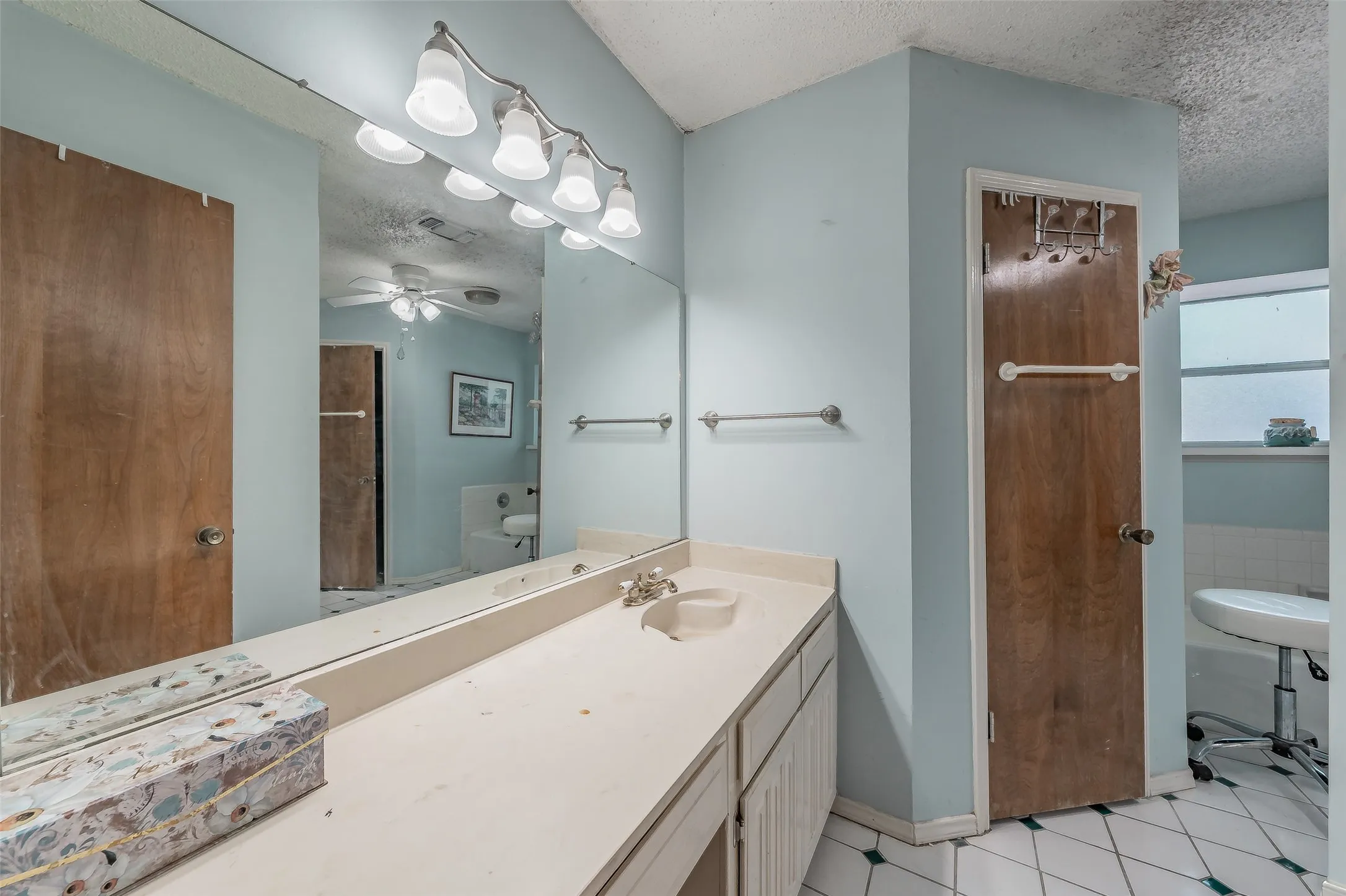 Single Family Residence For Sale in Tarrant County , 3213 Whisperwood Court, Bedford, Texas 76021, 3 Bedroom, 2 Bathroom, 2 Garage spaces, 1,699 Sqft, built in 1979, mls#21407517, Real Estate Agent in Bedford, Homes For Sale in Tarrant county, Homes For Sale in Bedford, Realtor in Bedford Texas, Real Estate Brokerage Independent Realty Texas, Luminita Cordes Realtor