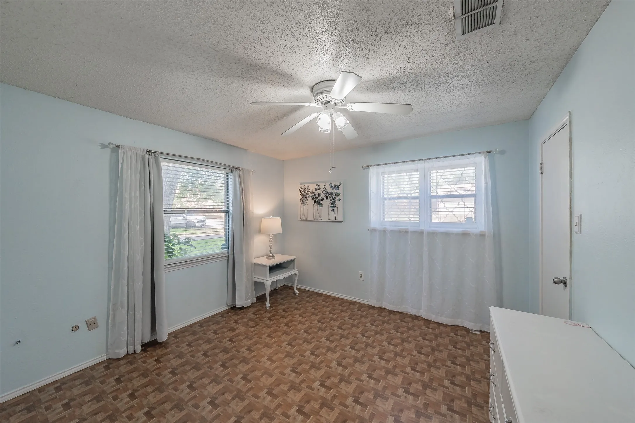 Single Family Residence For Sale in Tarrant County , 3213 Whisperwood Court, Bedford, Texas 76021, 3 Bedroom, 2 Bathroom, 2 Garage spaces, 1,699 Sqft, built in 1979, mls#21407517, Real Estate Agent in Bedford, Homes For Sale in Tarrant county, Homes For Sale in Bedford, Realtor in Bedford Texas, Real Estate Brokerage Independent Realty Texas, Luminita Cordes Realtor