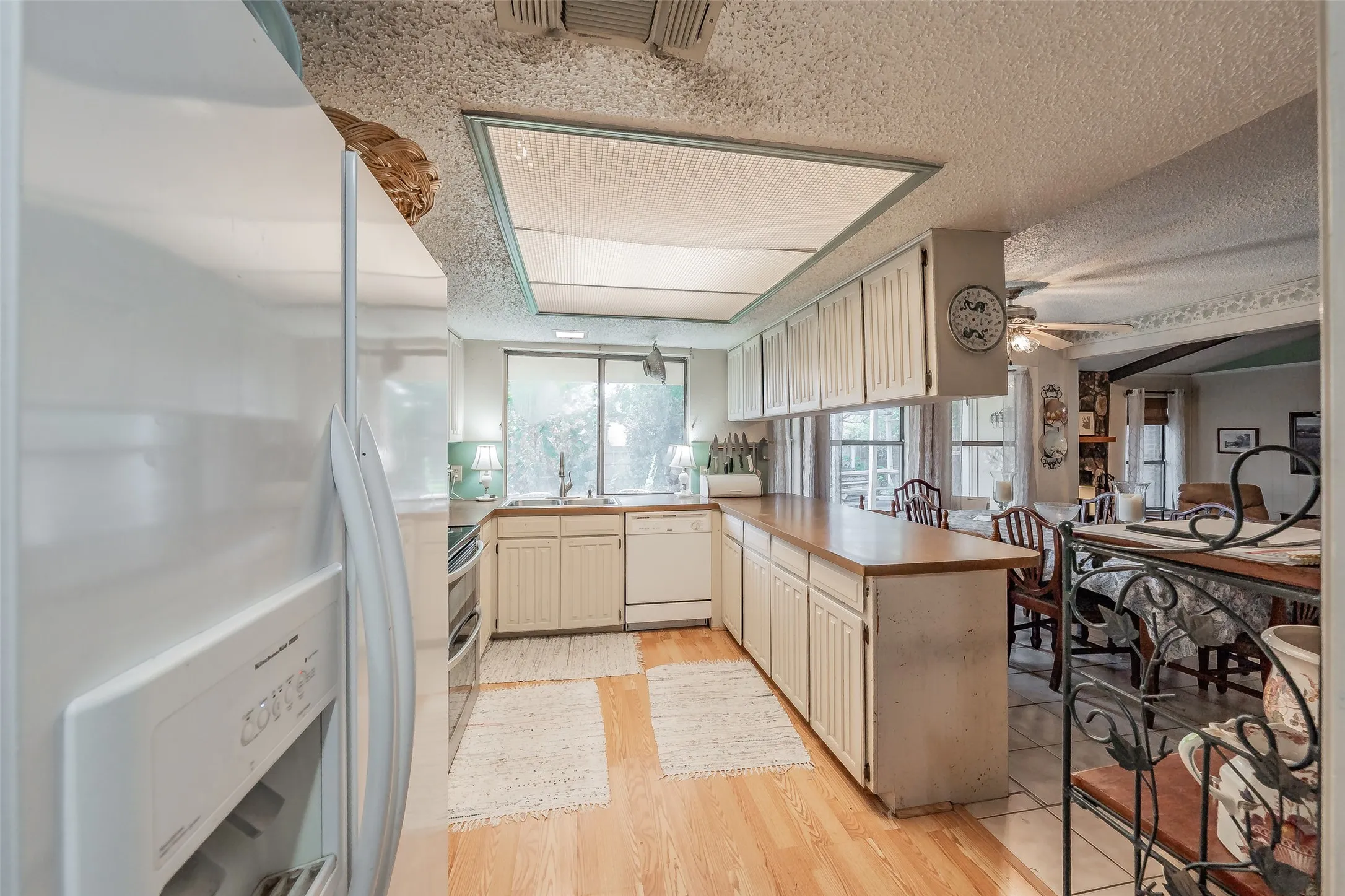 Single Family Residence For Sale in Tarrant County , 3213 Whisperwood Court, Bedford, Texas 76021, 3 Bedroom, 2 Bathroom, 2 Garage spaces, 1,699 Sqft, built in 1979, mls#21407517, Real Estate Agent in Bedford, Homes For Sale in Tarrant county, Homes For Sale in Bedford, Realtor in Bedford Texas, Real Estate Brokerage Independent Realty Texas, Luminita Cordes Realtor