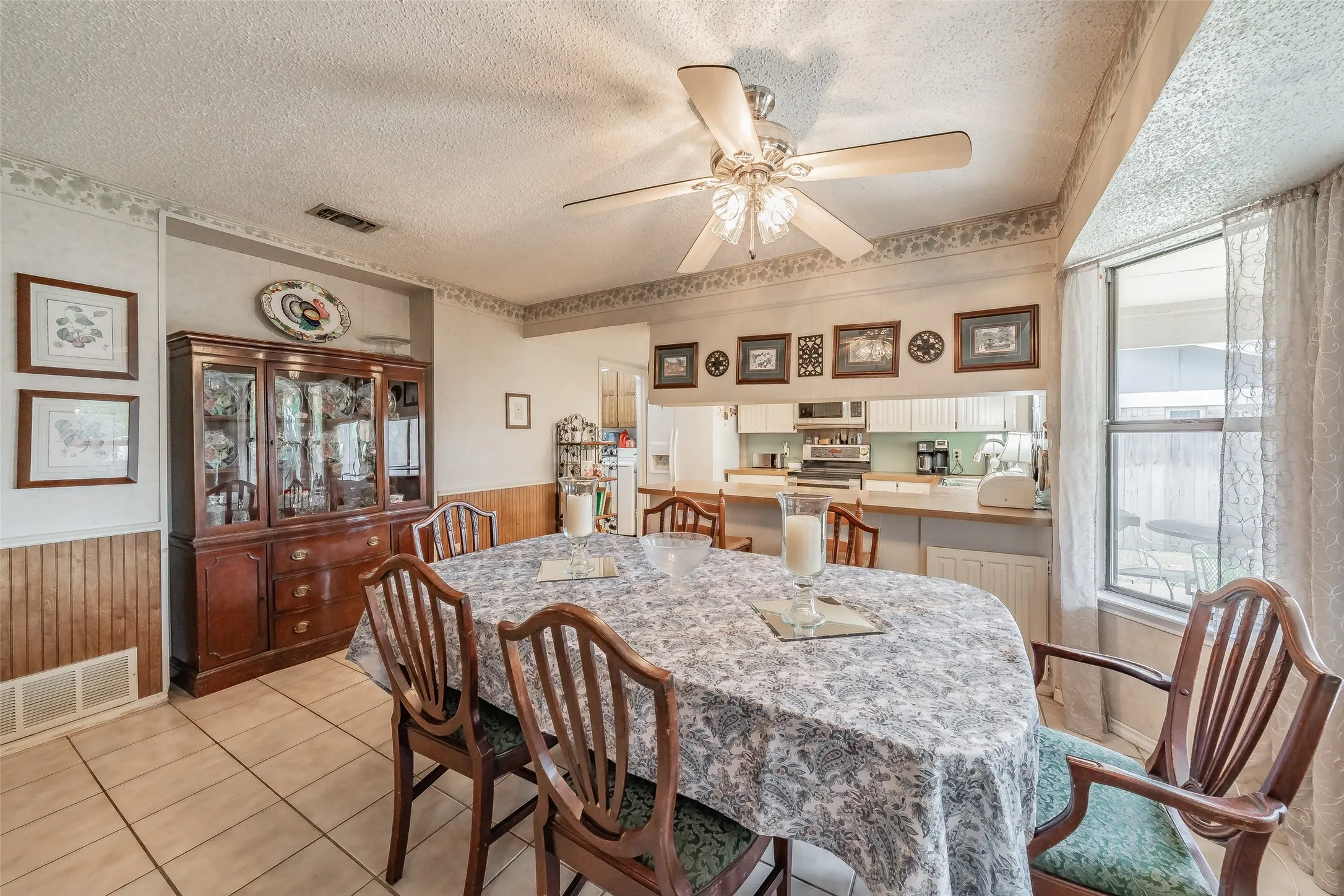 Single Family Residence For Sale in Tarrant County , 3213 Whisperwood Court, Bedford, Texas 76021, 3 Bedroom, 2 Bathroom, 2 Garage spaces, 1,699 Sqft, built in 1979, mls#21407517, Real Estate Agent in Bedford, Homes For Sale in Tarrant county, Homes For Sale in Bedford, Realtor in Bedford Texas, Real Estate Brokerage Independent Realty Texas, Luminita Cordes Realtor
