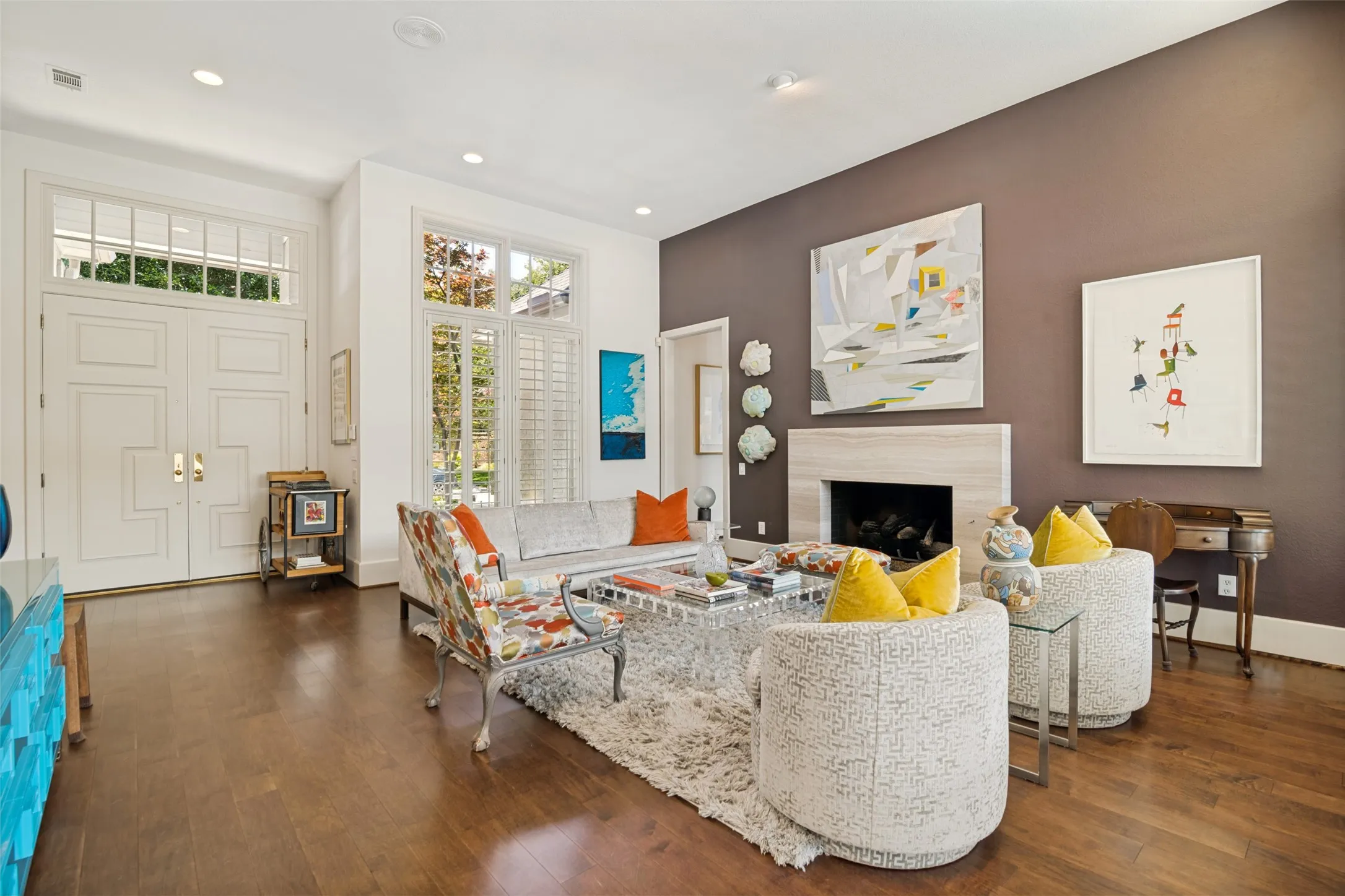 Looking back towards the entry. The tall ceilings are made for significant artwork.
