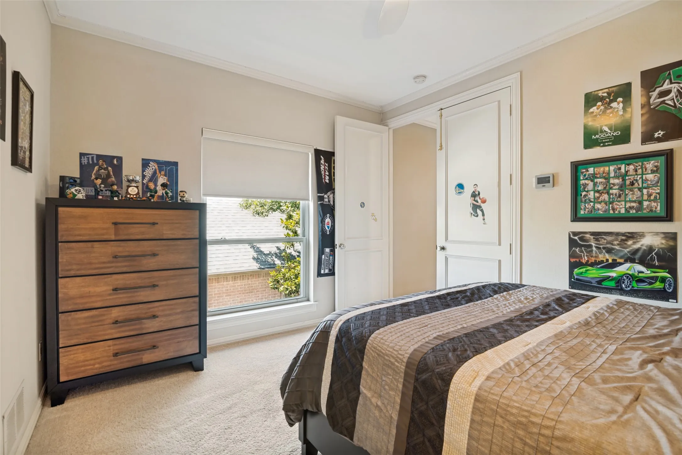 Secondary  bedroom up.