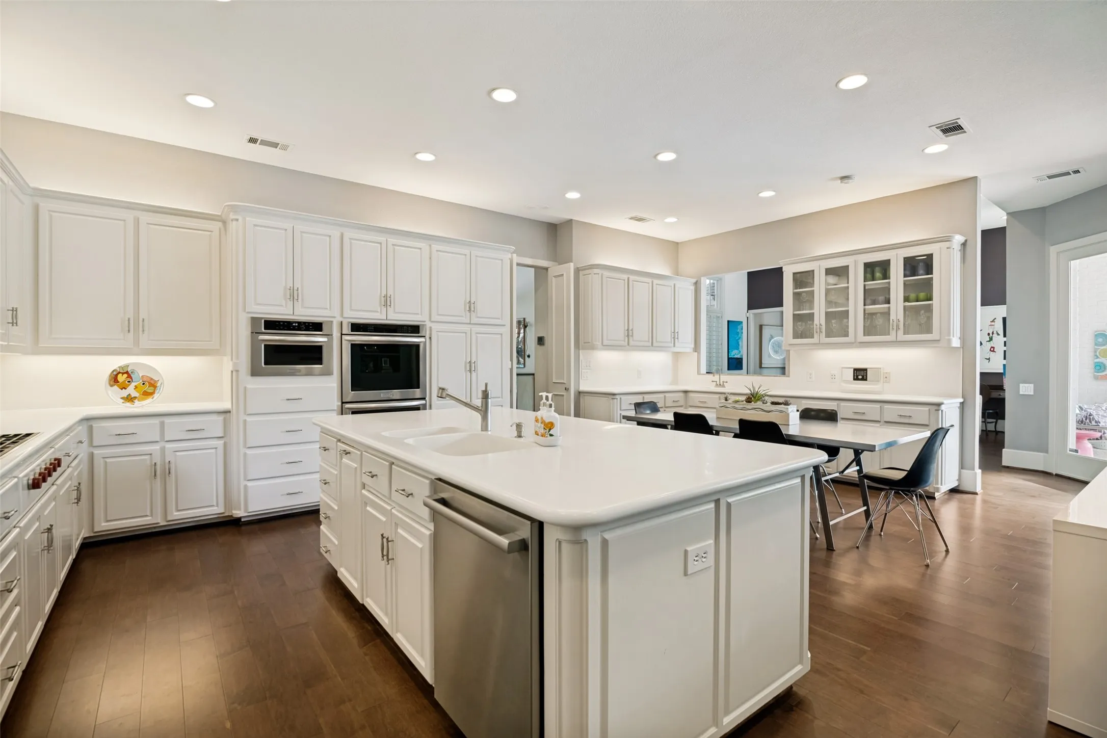 All you need and everything you want in a kitchen!