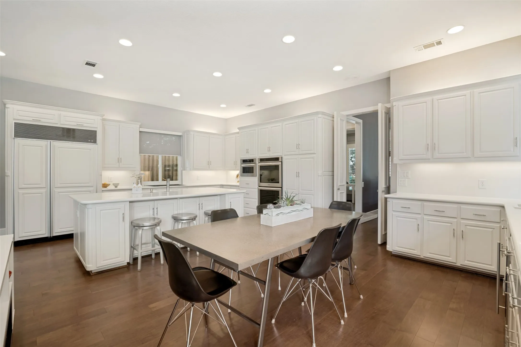 Pull up a stool at the island or take a seat at the table! Lots of ways to enjoy friends in this spacious kitchen!
