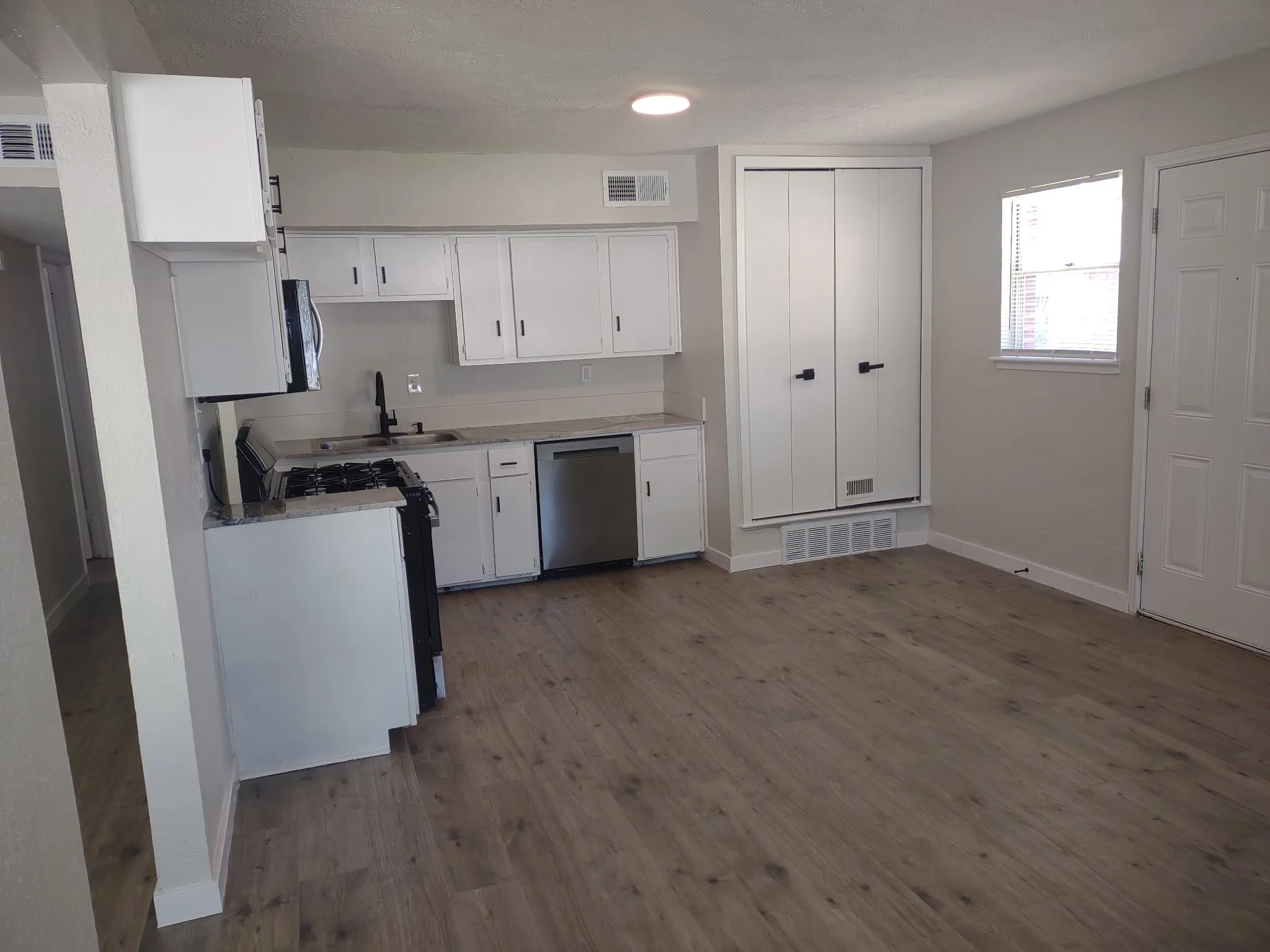 Single Family Residence For Sale in Dallas County , 4005 Oleander Trail, Mesquite, Texas 75150, 3 Bedroom, 2 Bathroom, 1 Garage spaces, 1,158 Sqft, built in 1960, mls#21404547, Real Estate Agent in Mesquite, Homes For Sale in Dallas county, Homes For Sale in Mesquite, Realtor in Mesquite Texas, Real Estate Brokerage Independent Realty Texas, Luminita Cordes Realtor