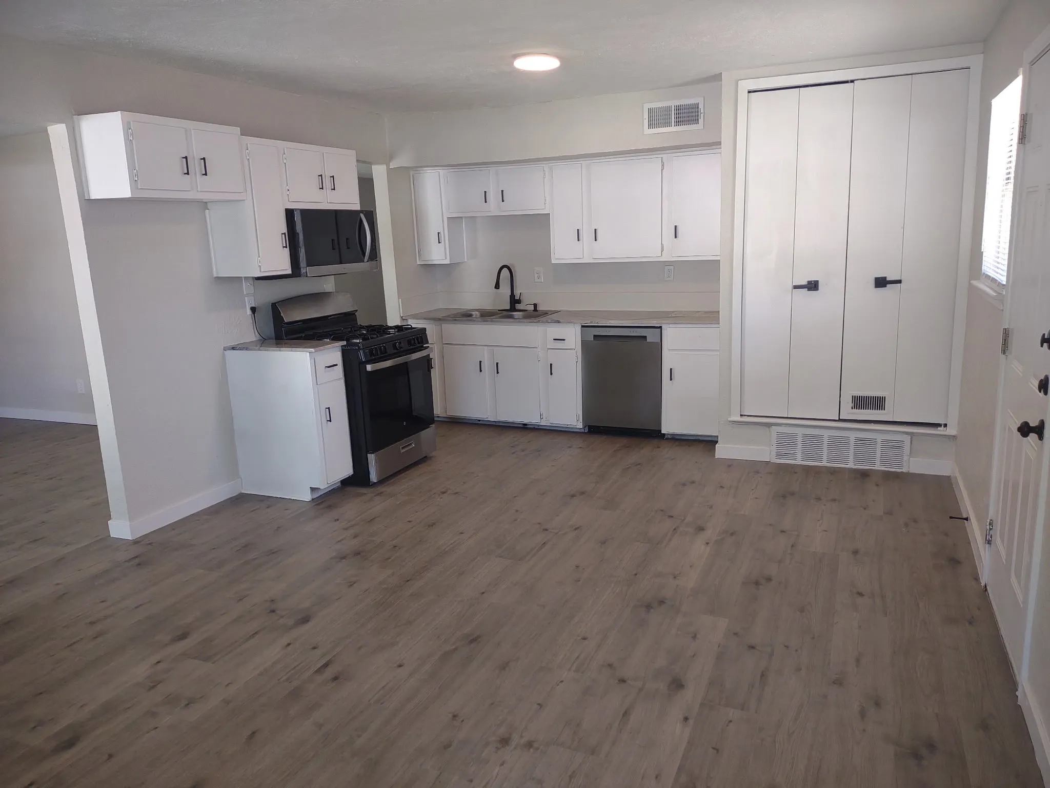 Single Family Residence For Sale in Dallas County , 4005 Oleander Trail, Mesquite, Texas 75150, 3 Bedroom, 2 Bathroom, 1 Garage spaces, 1,158 Sqft, built in 1960, mls#21404547, Real Estate Agent in Mesquite, Homes For Sale in Dallas county, Homes For Sale in Mesquite, Realtor in Mesquite Texas, Real Estate Brokerage Independent Realty Texas, Luminita Cordes Realtor