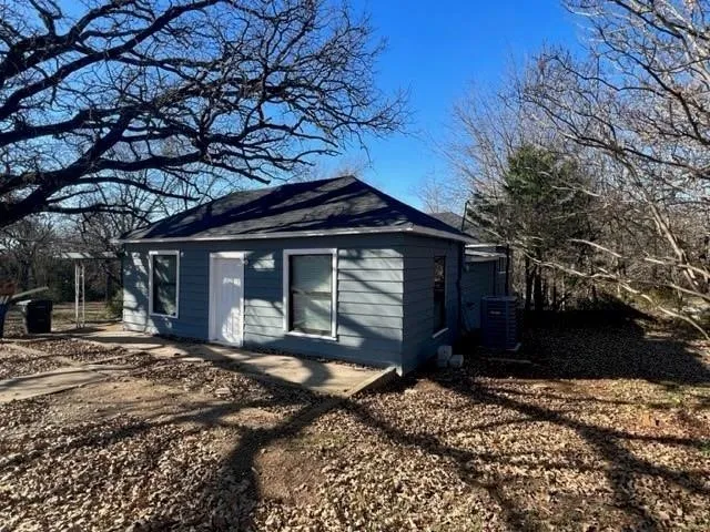 Single Family Residence For Rent in Grayson County , 2931 S College Boulevard, Denison, Texas 75020, 3 Bedroom, 2 Bathroom, Garage spaces, 1,016 Sqft, built in 1940, mls#21407835, Real Estate Agent in Denison, Homes For Rent in Grayson county, Homes For Rent in Denison, Realtor in Denison Texas, Real Estate Brokerage Independent Realty Texas, Luminita Cordes Realtor