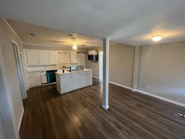 Single Family Residence For Rent in Grayson County , 2931 S College Boulevard, Denison, Texas 75020, 3 Bedroom, 2 Bathroom, Garage spaces, 1,016 Sqft, built in 1940, mls#21407835, Real Estate Agent in Denison, Homes For Rent in Grayson county, Homes For Rent in Denison, Realtor in Denison Texas, Real Estate Brokerage Independent Realty Texas, Luminita Cordes Realtor