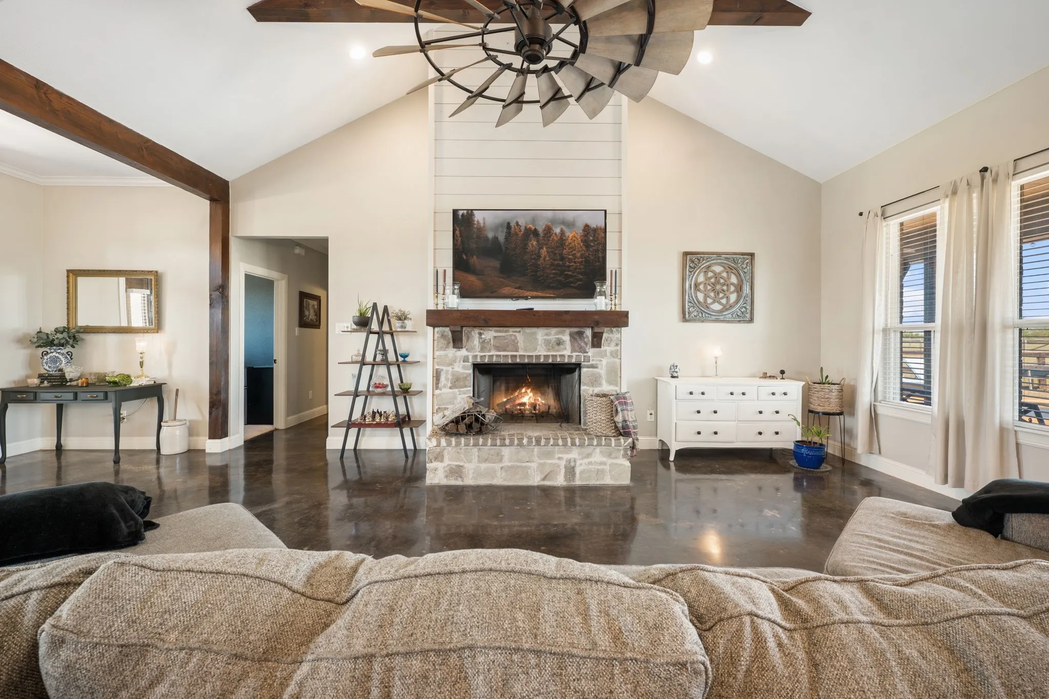 Single Family Residence For Sale in Hunt County , 1117 County Road 4108, Greenville, Texas 75401, 3 Bedroom, 3 Bathroom, 2 Garage spaces, 2,472 Sqft, built in 2017, mls#21406974, Real Estate Agent in Greenville, Homes For Sale in Hunt county, Homes For Sale in Greenville, Realtor in Greenville Texas, Real Estate Brokerage Independent Realty Texas, Luminita Cordes Realtor