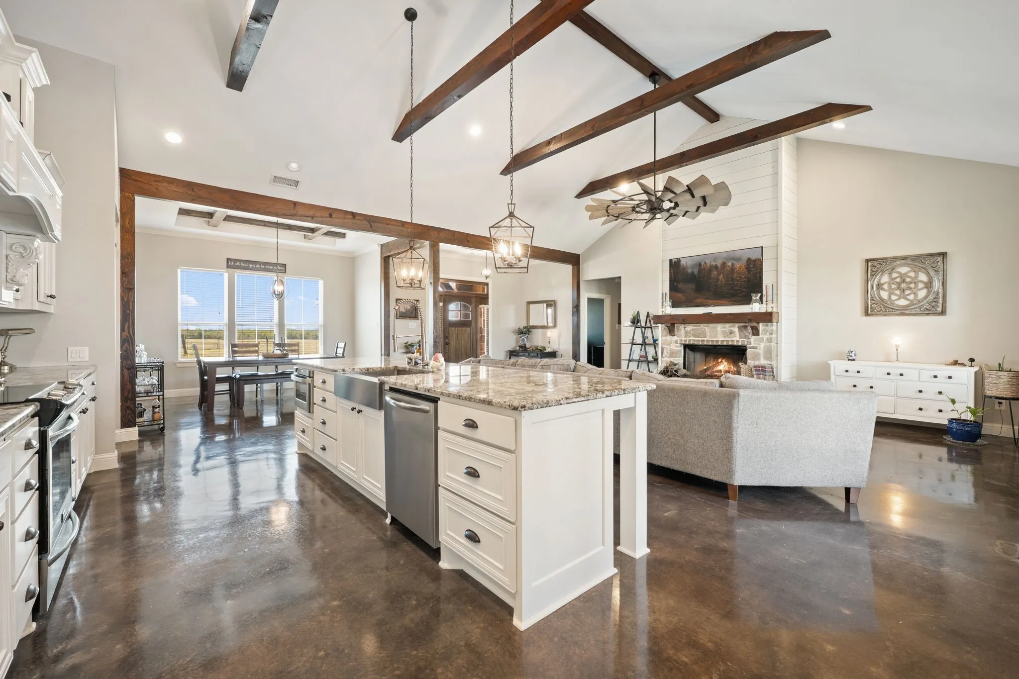 Single Family Residence For Sale in Hunt County , 1117 County Road 4108, Greenville, Texas 75401, 3 Bedroom, 3 Bathroom, 2 Garage spaces, 2,472 Sqft, built in 2017, mls#21406974, Real Estate Agent in Greenville, Homes For Sale in Hunt county, Homes For Sale in Greenville, Realtor in Greenville Texas, Real Estate Brokerage Independent Realty Texas, Luminita Cordes Realtor