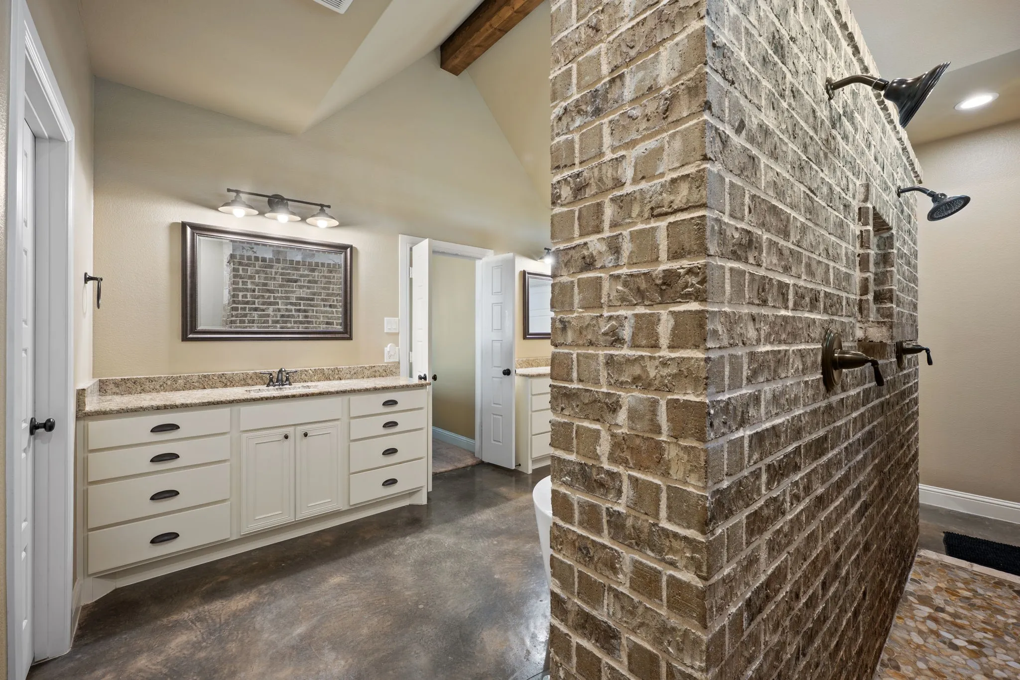 Single Family Residence For Sale in Hunt County , 1117 County Road 4108, Greenville, Texas 75401, 3 Bedroom, 3 Bathroom, 2 Garage spaces, 2,472 Sqft, built in 2017, mls#21406974, Real Estate Agent in Greenville, Homes For Sale in Hunt county, Homes For Sale in Greenville, Realtor in Greenville Texas, Real Estate Brokerage Independent Realty Texas, Luminita Cordes Realtor