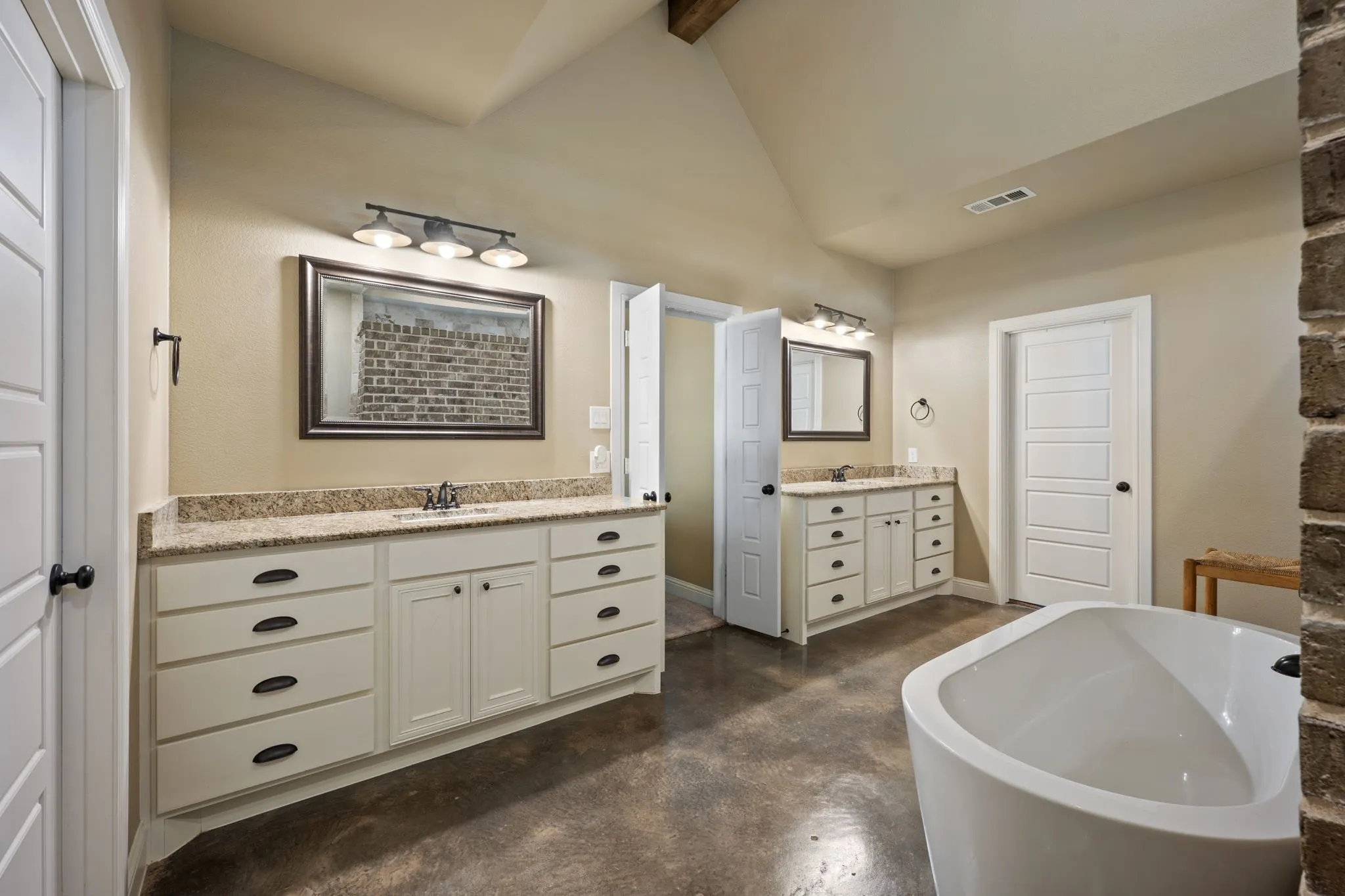 Single Family Residence For Sale in Hunt County , 1117 County Road 4108, Greenville, Texas 75401, 3 Bedroom, 3 Bathroom, 2 Garage spaces, 2,472 Sqft, built in 2017, mls#21406974, Real Estate Agent in Greenville, Homes For Sale in Hunt county, Homes For Sale in Greenville, Realtor in Greenville Texas, Real Estate Brokerage Independent Realty Texas, Luminita Cordes Realtor