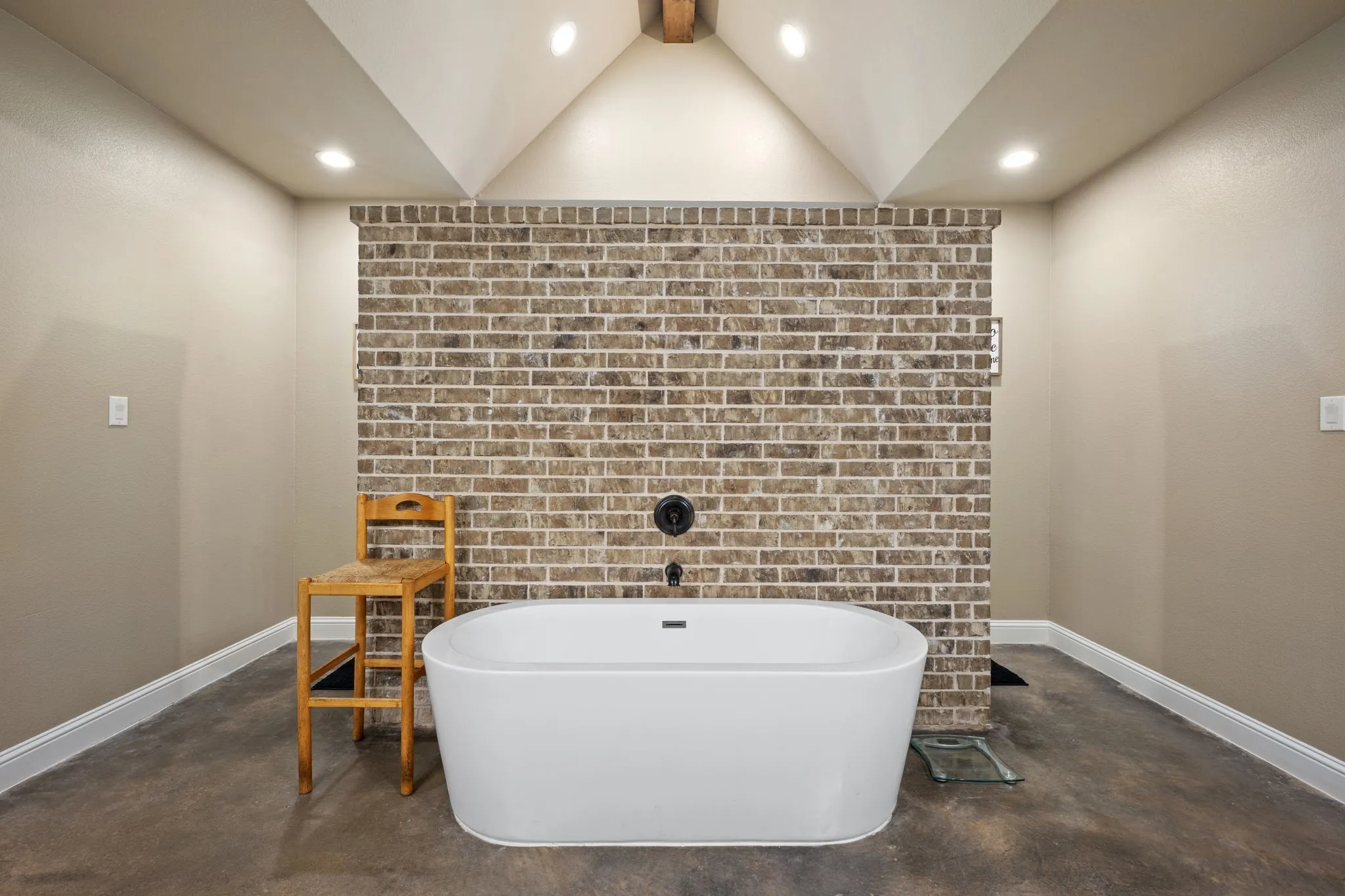 Single Family Residence For Sale in Hunt County , 1117 County Road 4108, Greenville, Texas 75401, 3 Bedroom, 3 Bathroom, 2 Garage spaces, 2,472 Sqft, built in 2017, mls#21406974, Real Estate Agent in Greenville, Homes For Sale in Hunt county, Homes For Sale in Greenville, Realtor in Greenville Texas, Real Estate Brokerage Independent Realty Texas, Luminita Cordes Realtor