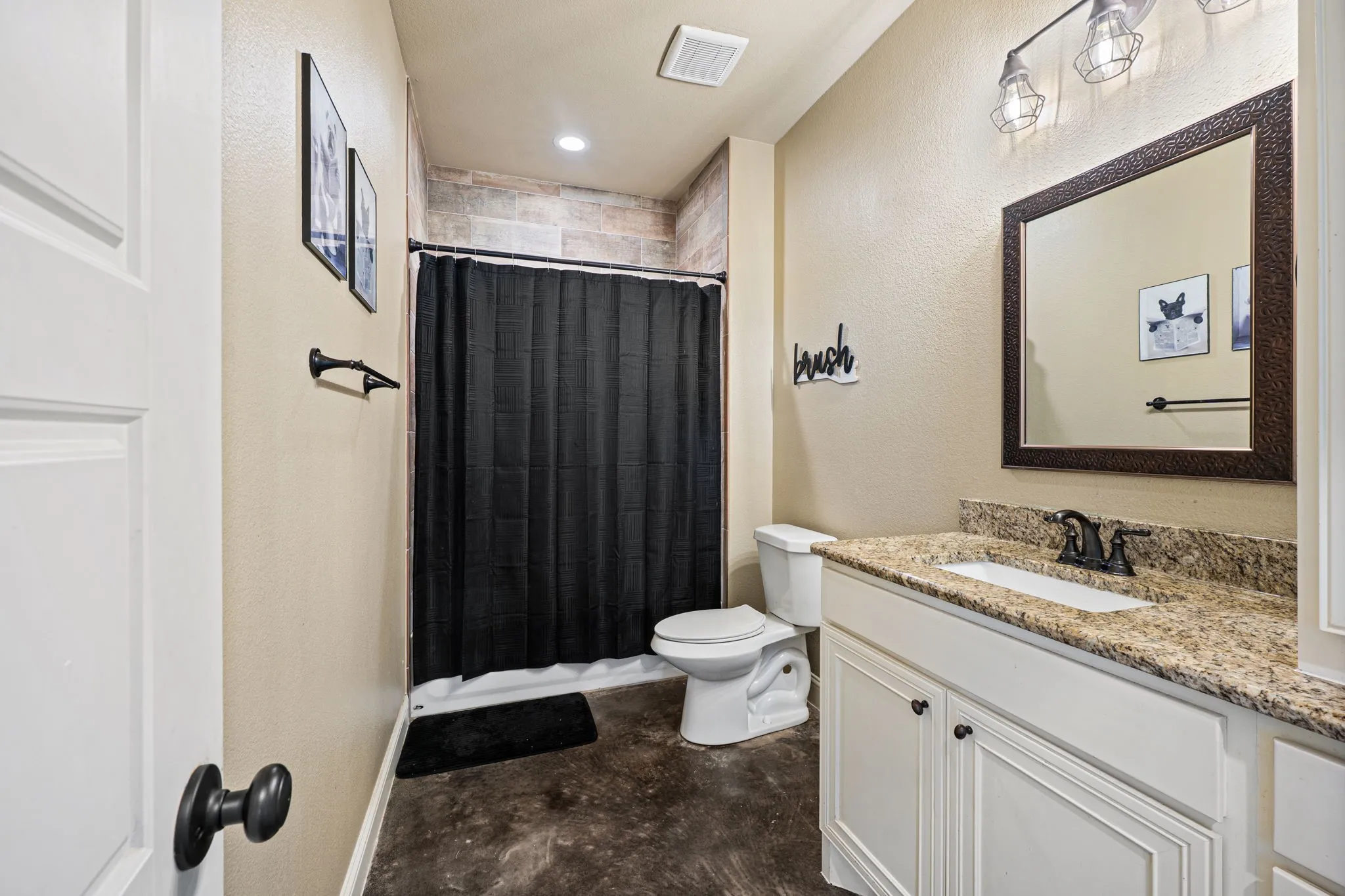 Single Family Residence For Sale in Hunt County , 1117 County Road 4108, Greenville, Texas 75401, 3 Bedroom, 3 Bathroom, 2 Garage spaces, 2,472 Sqft, built in 2017, mls#21406974, Real Estate Agent in Greenville, Homes For Sale in Hunt county, Homes For Sale in Greenville, Realtor in Greenville Texas, Real Estate Brokerage Independent Realty Texas, Luminita Cordes Realtor