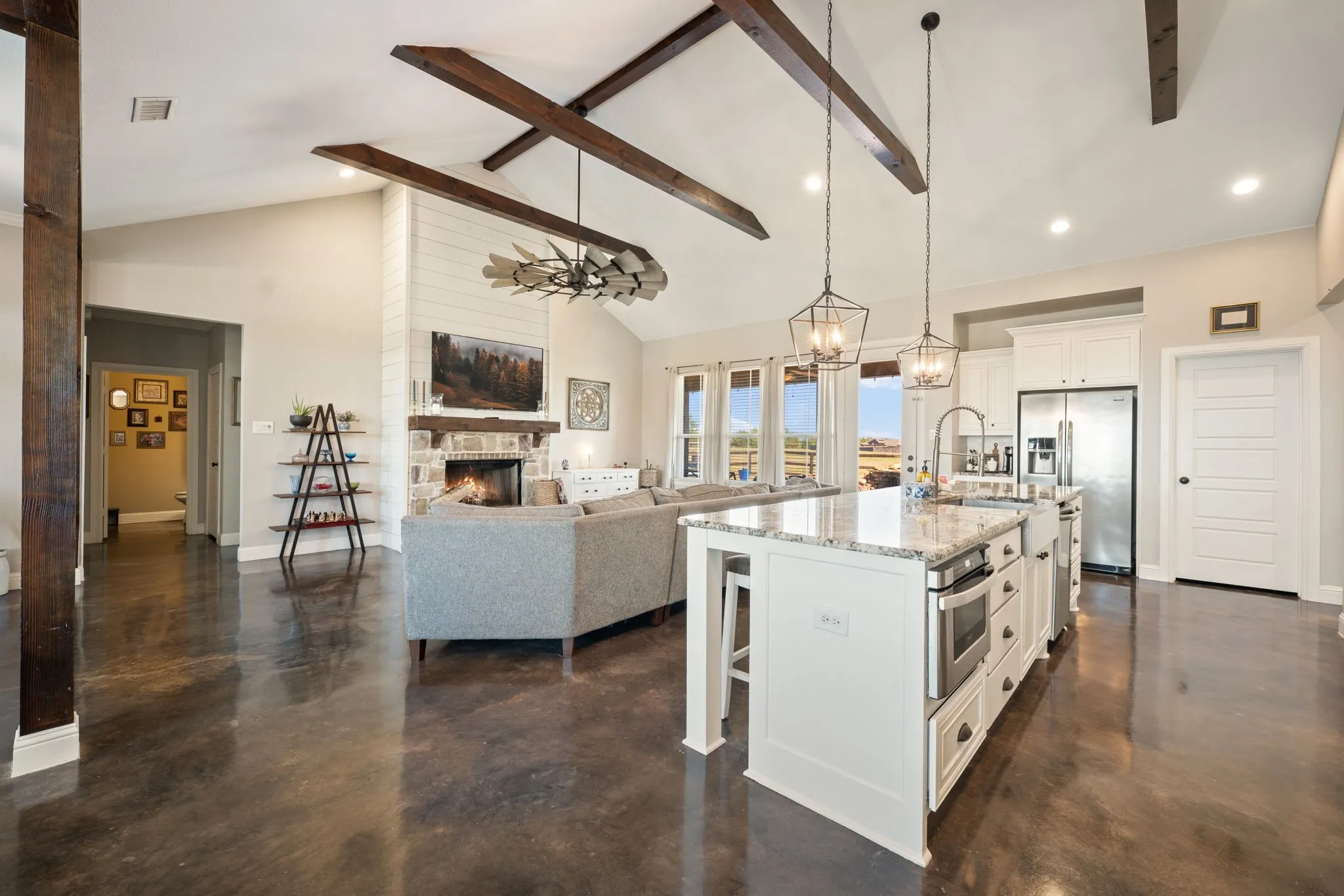 Single Family Residence For Sale in Hunt County , 1117 County Road 4108, Greenville, Texas 75401, 3 Bedroom, 3 Bathroom, 2 Garage spaces, 2,472 Sqft, built in 2017, mls#21406974, Real Estate Agent in Greenville, Homes For Sale in Hunt county, Homes For Sale in Greenville, Realtor in Greenville Texas, Real Estate Brokerage Independent Realty Texas, Luminita Cordes Realtor