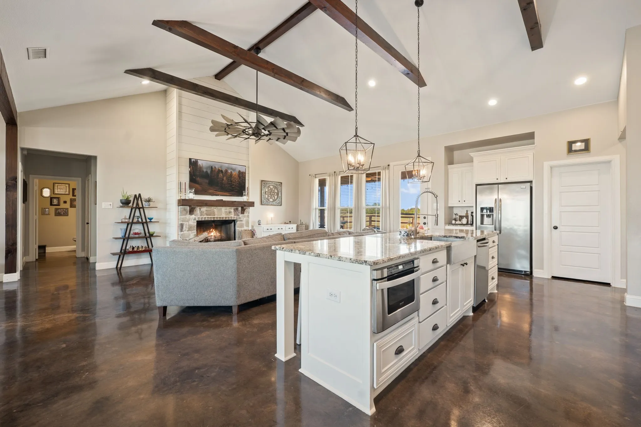 Single Family Residence For Sale in Hunt County , 1117 County Road 4108, Greenville, Texas 75401, 3 Bedroom, 3 Bathroom, 2 Garage spaces, 2,472 Sqft, built in 2017, mls#21406974, Real Estate Agent in Greenville, Homes For Sale in Hunt county, Homes For Sale in Greenville, Realtor in Greenville Texas, Real Estate Brokerage Independent Realty Texas, Luminita Cordes Realtor