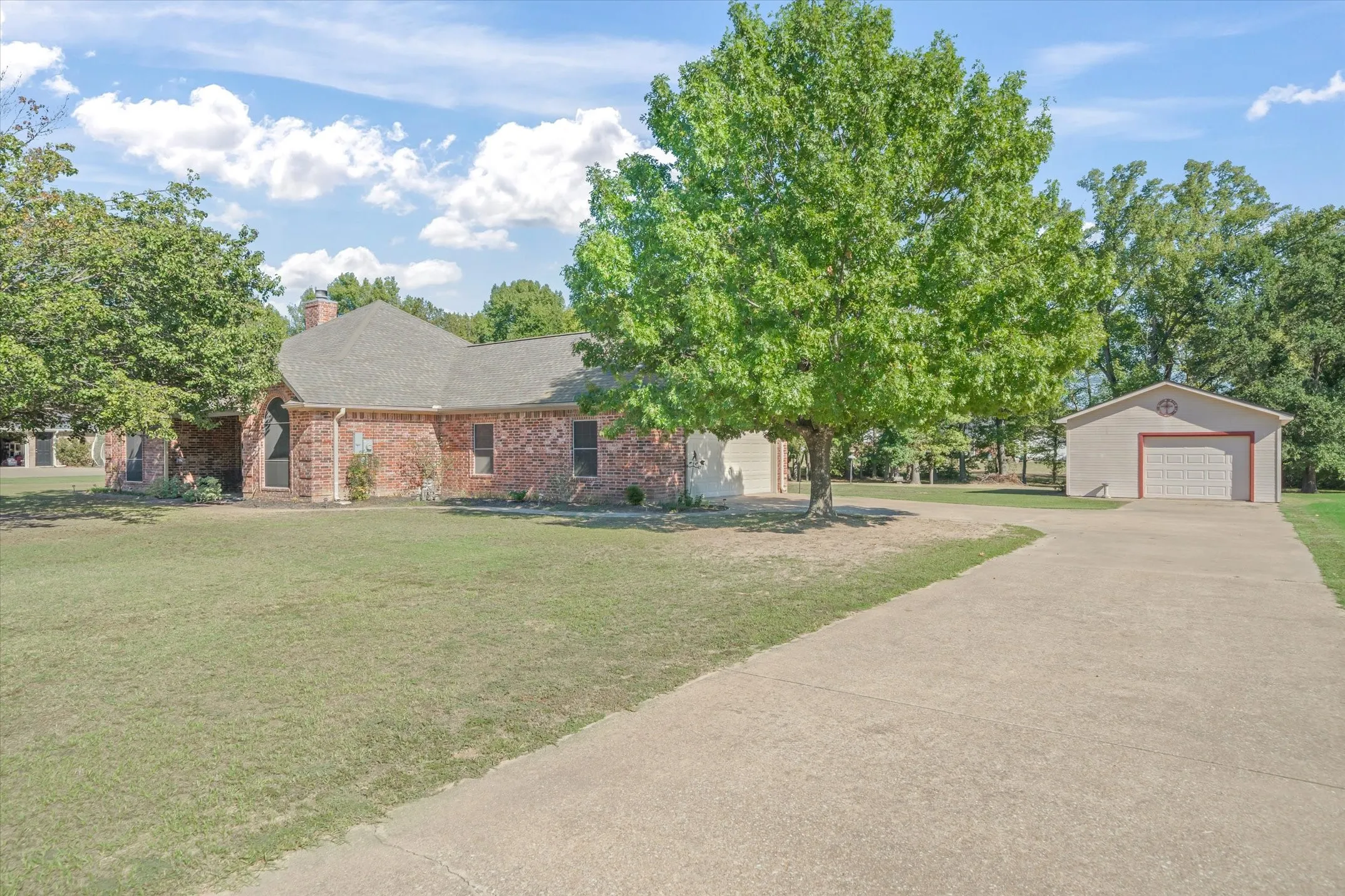Single Family Residence For Sale in Van Zandt County , 201 Vz County Road 4136, Canton, Texas 75103, 3 Bedroom, 2 Bathroom, 2 Garage spaces, 1,914 Sqft, built in 2003, mls#21406708, Real Estate Agent in Canton, Homes For Sale in Van Zandt county, Homes For Sale in Canton, Realtor in Canton Texas, Real Estate Brokerage Independent Realty Texas, Luminita Cordes Realtor