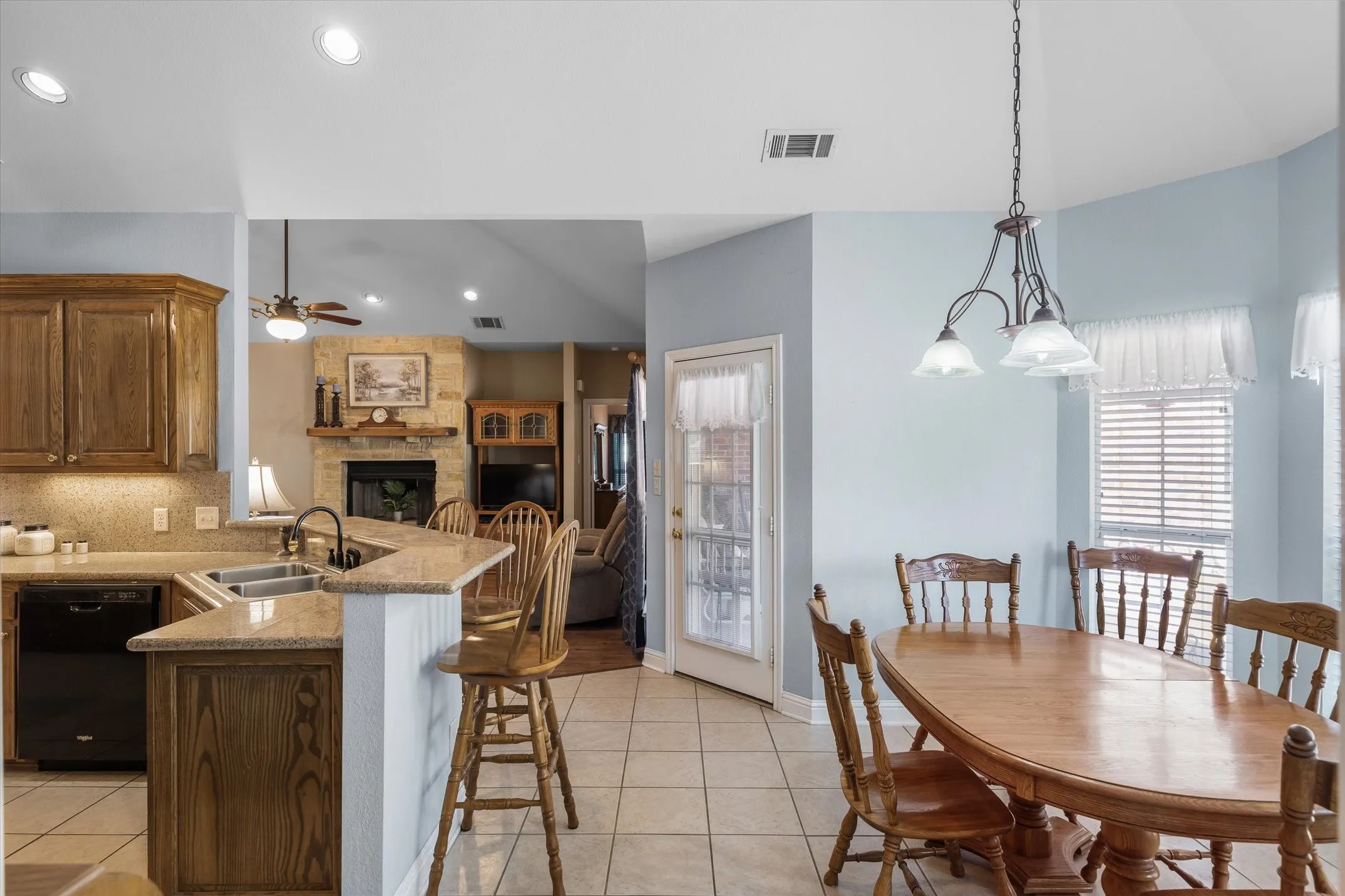 Single Family Residence For Sale in Van Zandt County , 201 Vz County Road 4136, Canton, Texas 75103, 3 Bedroom, 2 Bathroom, 2 Garage spaces, 1,914 Sqft, built in 2003, mls#21406708, Real Estate Agent in Canton, Homes For Sale in Van Zandt county, Homes For Sale in Canton, Realtor in Canton Texas, Real Estate Brokerage Independent Realty Texas, Luminita Cordes Realtor
