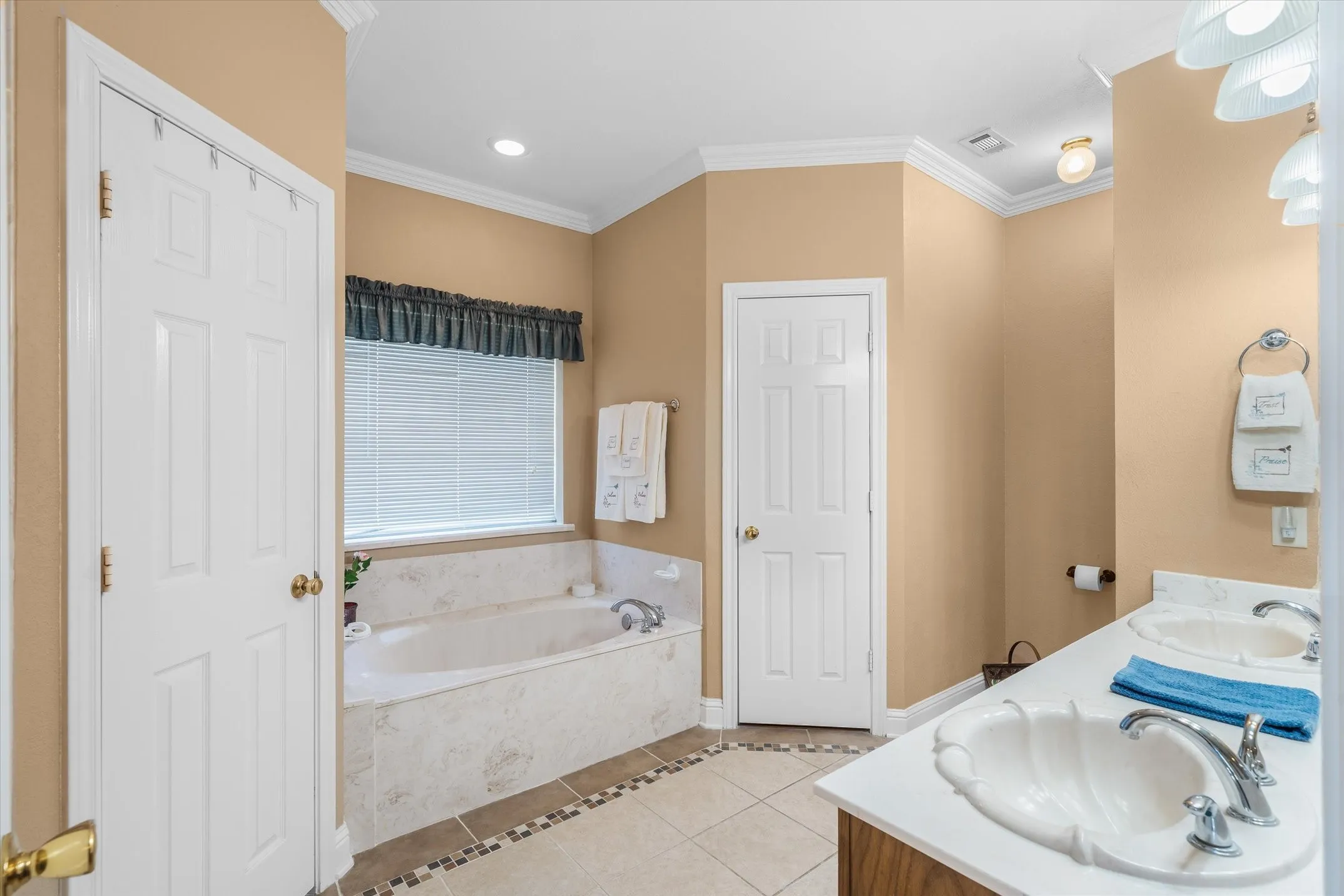 Single Family Residence For Sale in Van Zandt County , 201 Vz County Road 4136, Canton, Texas 75103, 3 Bedroom, 2 Bathroom, 2 Garage spaces, 1,914 Sqft, built in 2003, mls#21406708, Real Estate Agent in Canton, Homes For Sale in Van Zandt county, Homes For Sale in Canton, Realtor in Canton Texas, Real Estate Brokerage Independent Realty Texas, Luminita Cordes Realtor