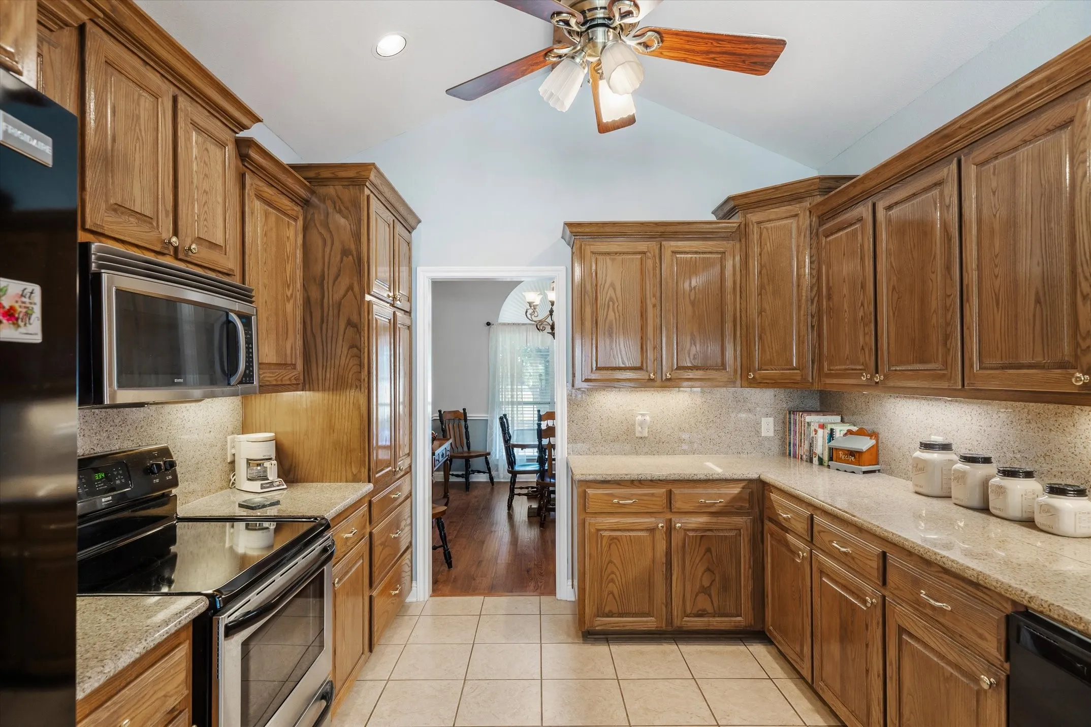 Single Family Residence For Sale in Van Zandt County , 201 Vz County Road 4136, Canton, Texas 75103, 3 Bedroom, 2 Bathroom, 2 Garage spaces, 1,914 Sqft, built in 2003, mls#21406708, Real Estate Agent in Canton, Homes For Sale in Van Zandt county, Homes For Sale in Canton, Realtor in Canton Texas, Real Estate Brokerage Independent Realty Texas, Luminita Cordes Realtor