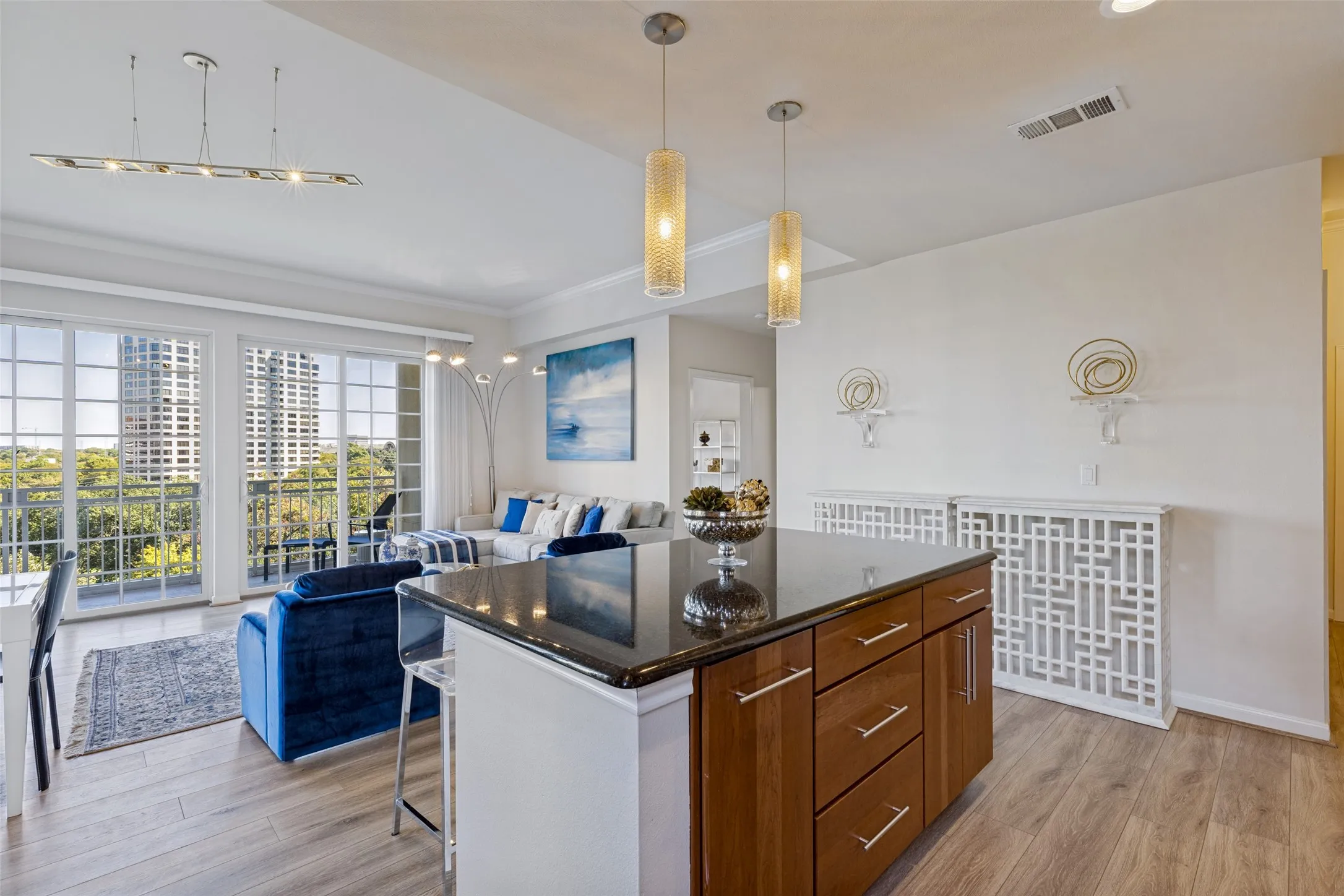 Condominium For Sale in Dallas County , 3225 Turtle Creek Boulevard 548, Dallas, Texas 75219, 2 Bedroom, 2 Bathroom, 2 Garage spaces, 1,200 Sqft, built in 1998, mls#21407565, Real Estate Agent in Dallas, Homes For Sale in Dallas county, Homes For Sale in Dallas, Realtor in Dallas Texas, Real Estate Brokerage Independent Realty Texas, Luminita Cordes Realtor