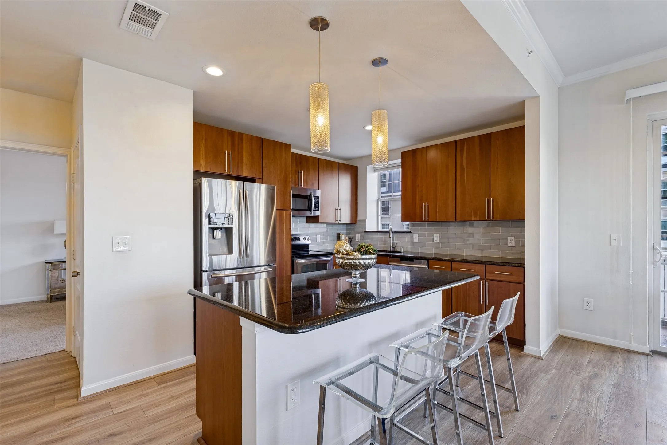 Condominium For Sale in Dallas County , 3225 Turtle Creek Boulevard 548, Dallas, Texas 75219, 2 Bedroom, 2 Bathroom, 2 Garage spaces, 1,200 Sqft, built in 1998, mls#21407565, Real Estate Agent in Dallas, Homes For Sale in Dallas county, Homes For Sale in Dallas, Realtor in Dallas Texas, Real Estate Brokerage Independent Realty Texas, Luminita Cordes Realtor