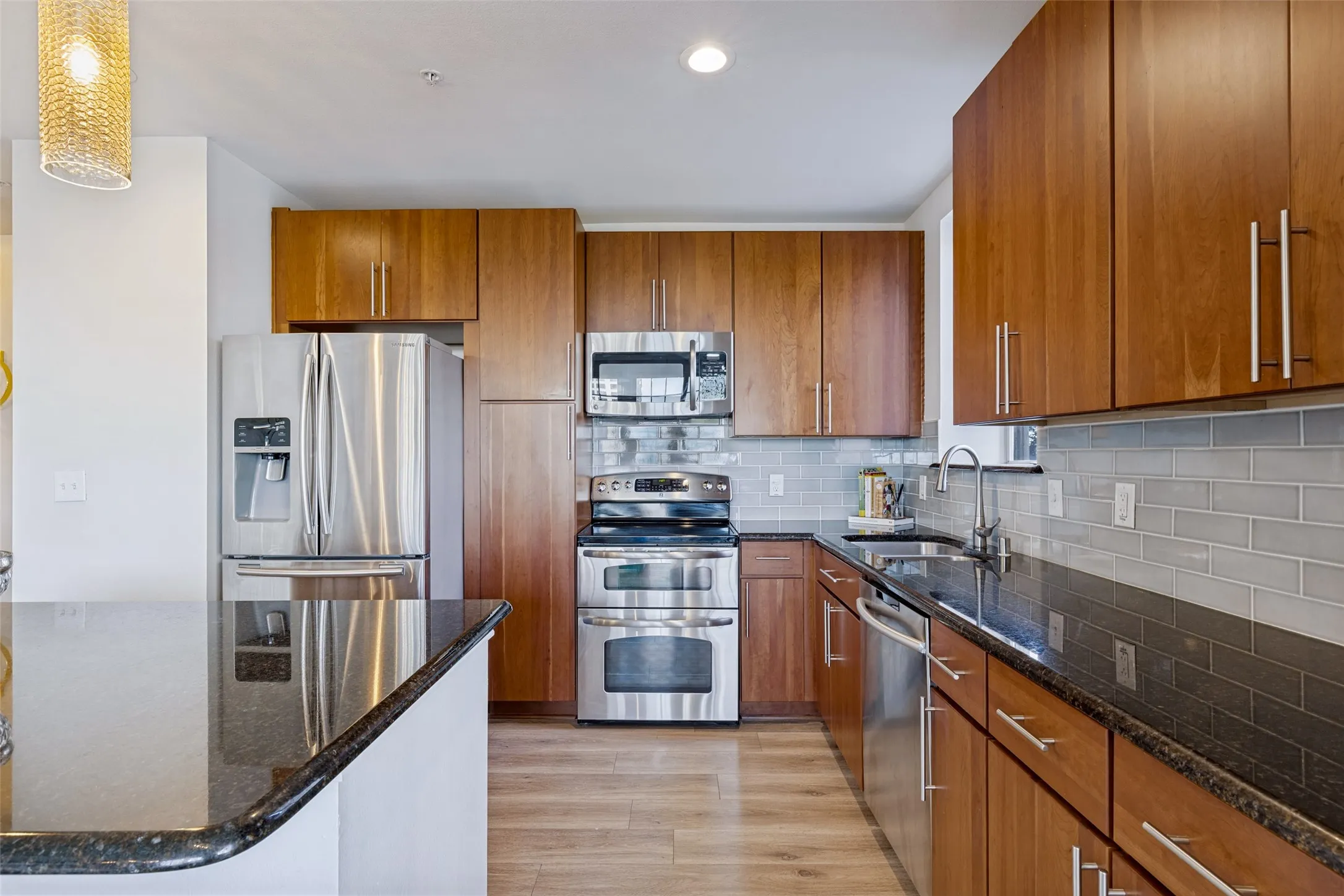 Condominium For Sale in Dallas County , 3225 Turtle Creek Boulevard 548, Dallas, Texas 75219, 2 Bedroom, 2 Bathroom, 2 Garage spaces, 1,200 Sqft, built in 1998, mls#21407565, Real Estate Agent in Dallas, Homes For Sale in Dallas county, Homes For Sale in Dallas, Realtor in Dallas Texas, Real Estate Brokerage Independent Realty Texas, Luminita Cordes Realtor