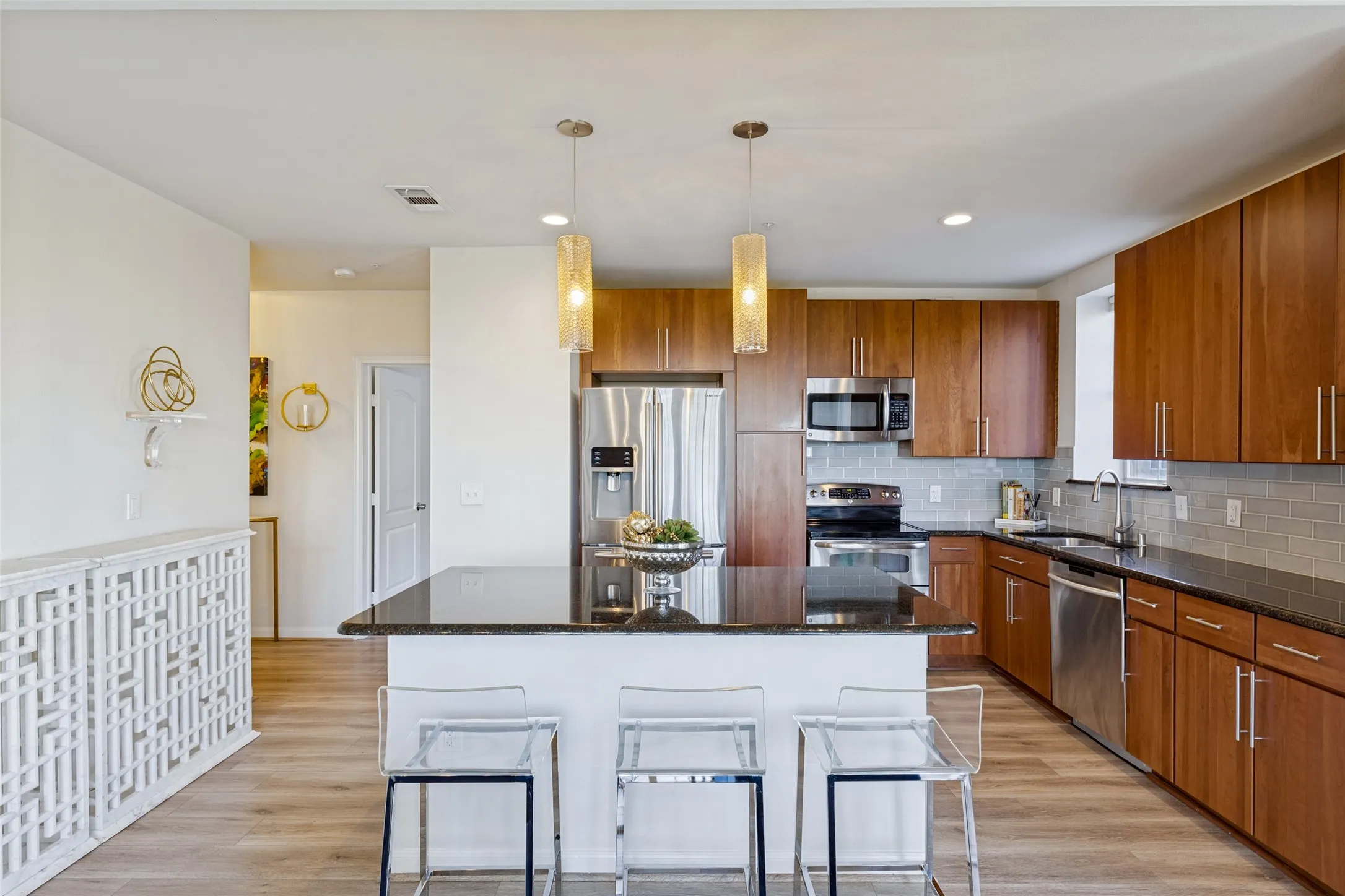 Condominium For Sale in Dallas County , 3225 Turtle Creek Boulevard 548, Dallas, Texas 75219, 2 Bedroom, 2 Bathroom, 2 Garage spaces, 1,200 Sqft, built in 1998, mls#21407565, Real Estate Agent in Dallas, Homes For Sale in Dallas county, Homes For Sale in Dallas, Realtor in Dallas Texas, Real Estate Brokerage Independent Realty Texas, Luminita Cordes Realtor