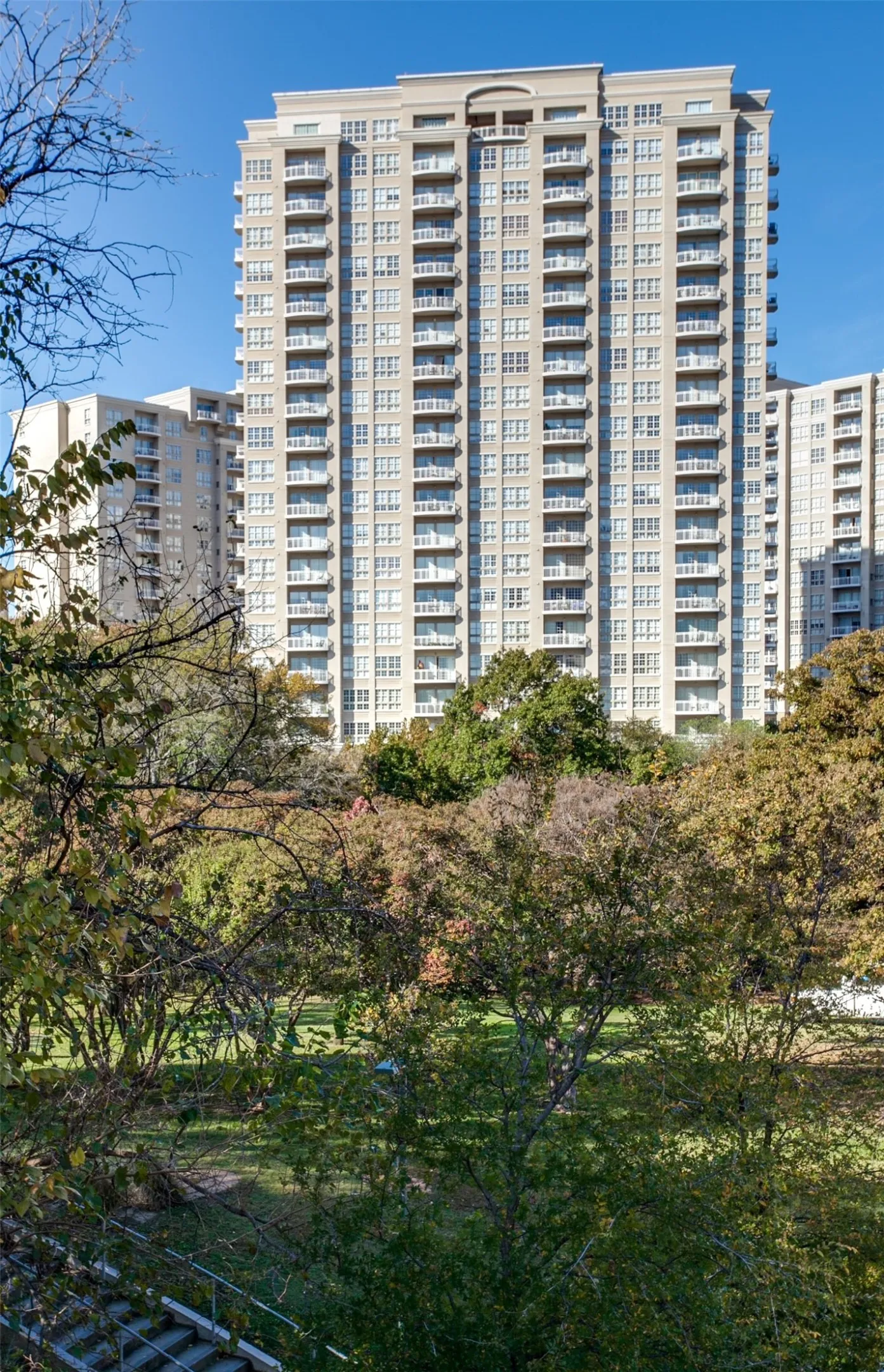 Condominium For Sale in Dallas County , 3225 Turtle Creek Boulevard 548, Dallas, Texas 75219, 2 Bedroom, 2 Bathroom, 2 Garage spaces, 1,200 Sqft, built in 1998, mls#21407565, Real Estate Agent in Dallas, Homes For Sale in Dallas county, Homes For Sale in Dallas, Realtor in Dallas Texas, Real Estate Brokerage Independent Realty Texas, Luminita Cordes Realtor