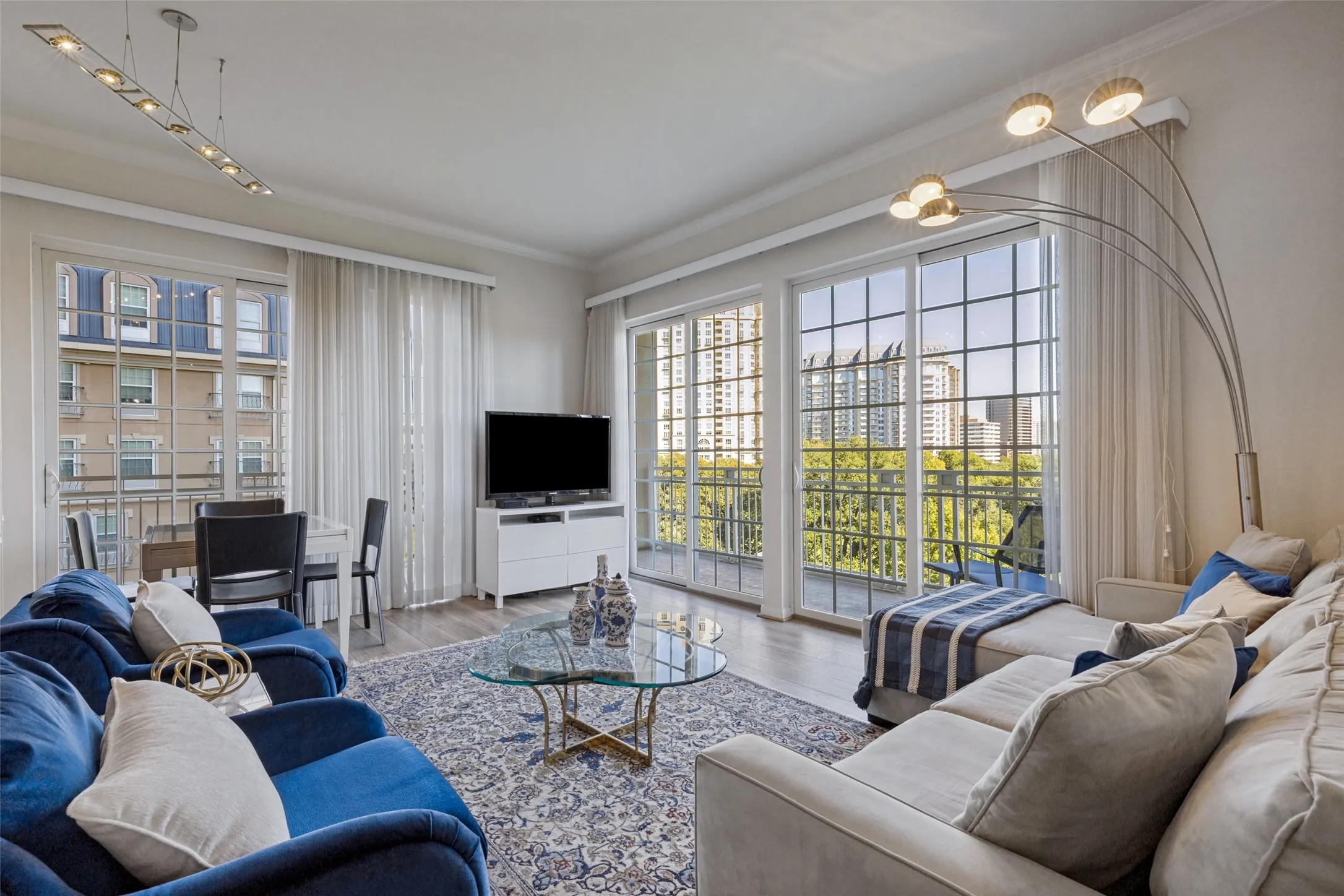 Condominium For Sale in Dallas County , 3225 Turtle Creek Boulevard 548, Dallas, Texas 75219, 2 Bedroom, 2 Bathroom, 2 Garage spaces, 1,200 Sqft, built in 1998, mls#21407565, Real Estate Agent in Dallas, Homes For Sale in Dallas county, Homes For Sale in Dallas, Realtor in Dallas Texas, Real Estate Brokerage Independent Realty Texas, Luminita Cordes Realtor